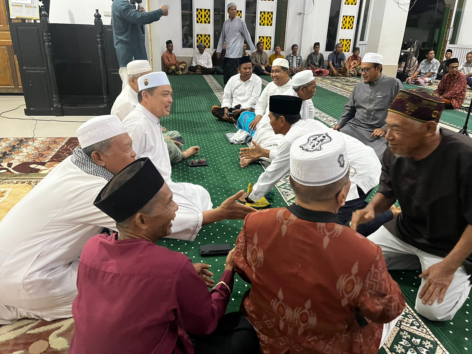 Ria Norsan Laksanakan Salat Subuh di Teluk Keramat Sambas