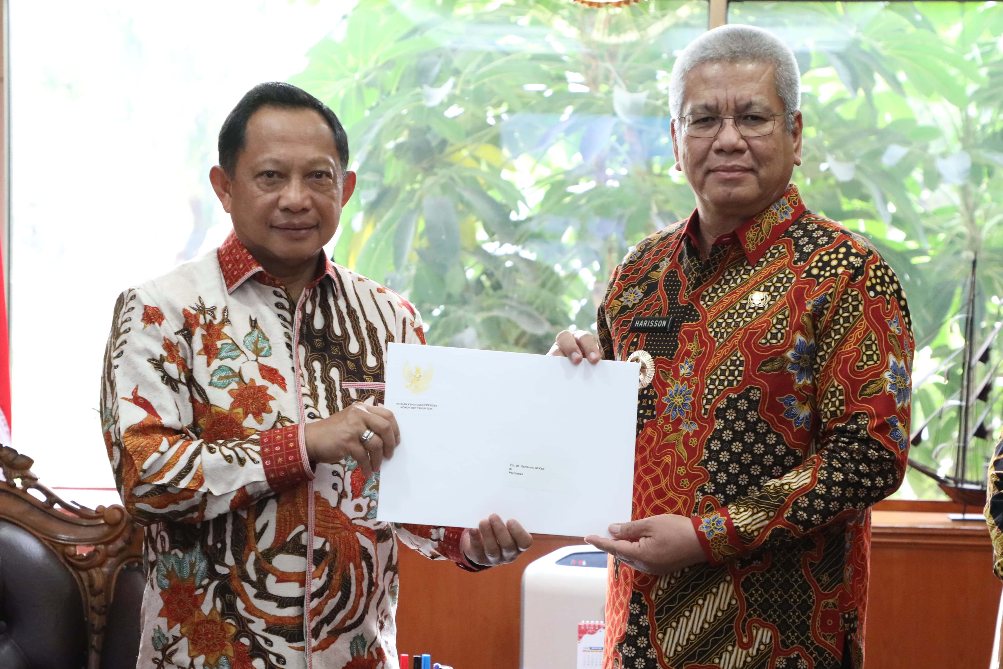 Harisson Terima SK Perpanjangan Jabatan Pj Gubernur Kalbar dari Presiden Jokowi