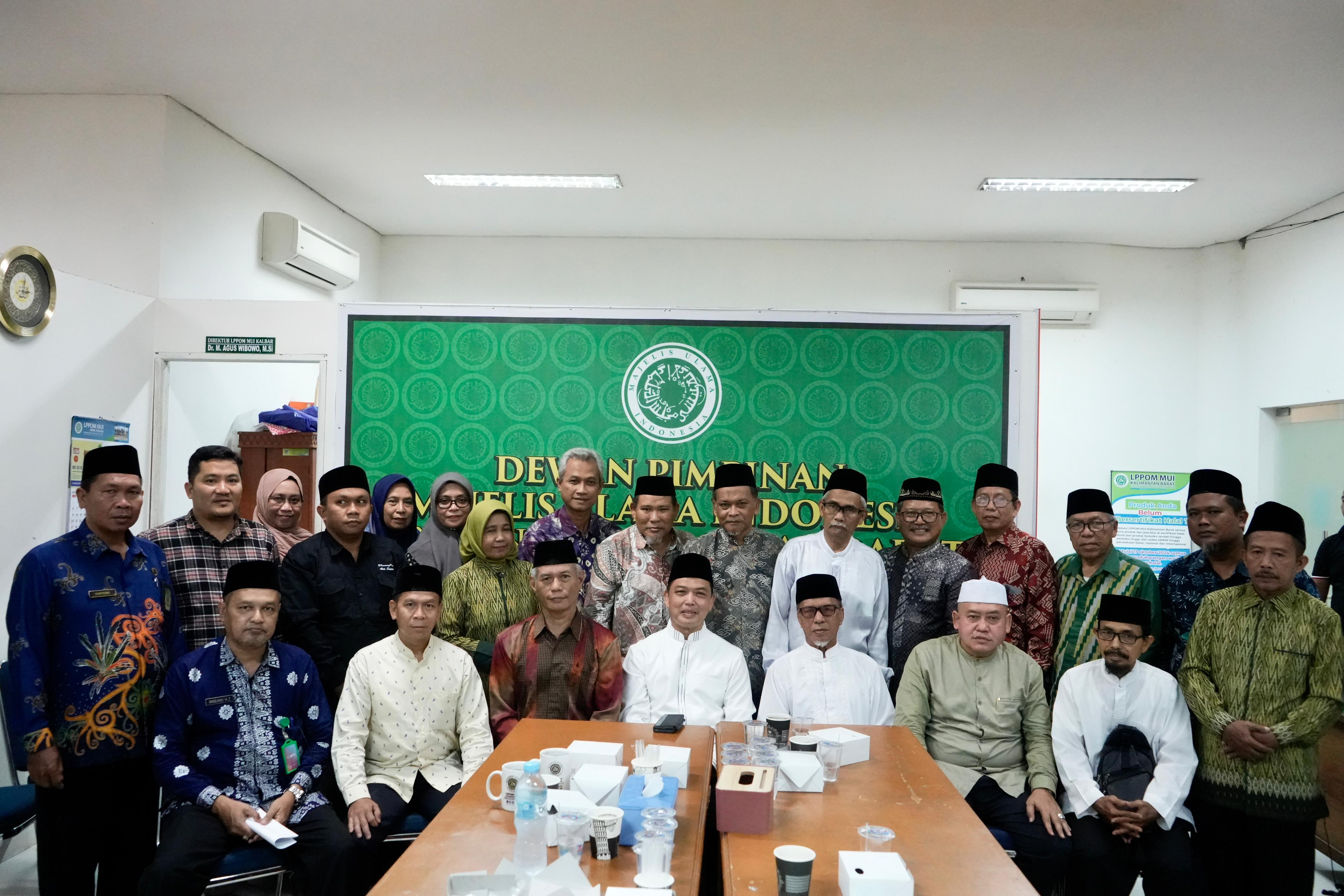 Minta Doa Restu Kyai dan Ulama, Ria Norsan Disambut Hangat di Sekretariat MUI Kalbar