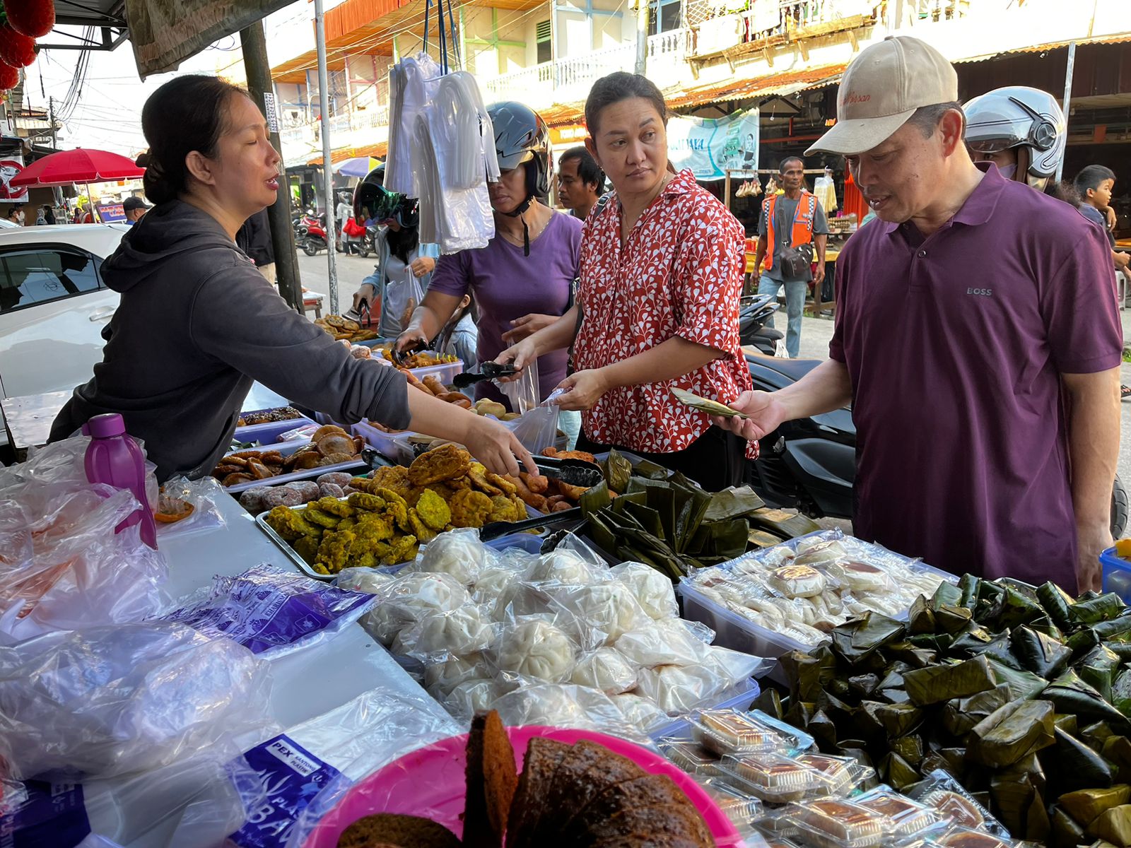Gembiranya Warga Ngabang Saat Jumpa Ria Norsan di Pasar Pagi