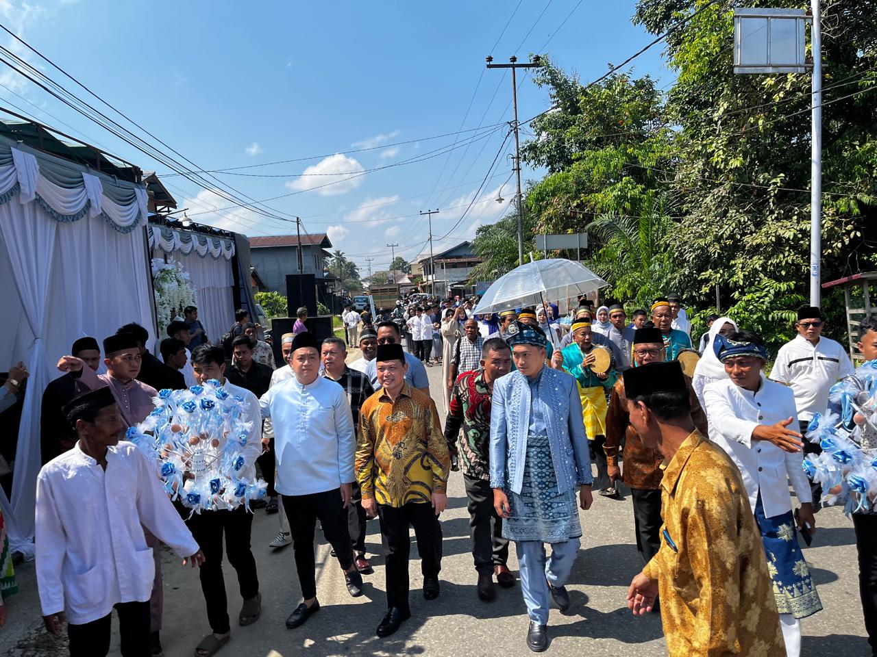 Ria Norsan Didaulat Beri Nasihat Pernikahan, Ikut Diarak di Desa Raja Landak