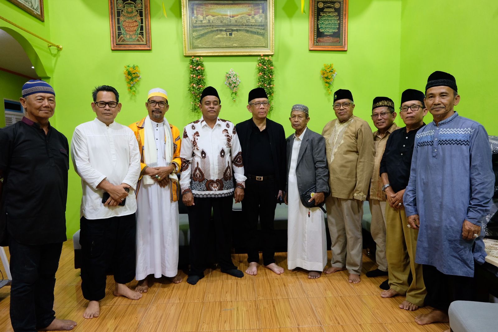 Silaturahmi dengan Masyarakat Pangmilang, Midji Kenalkan Cawagub Didi yang Asli Orang Singkawang