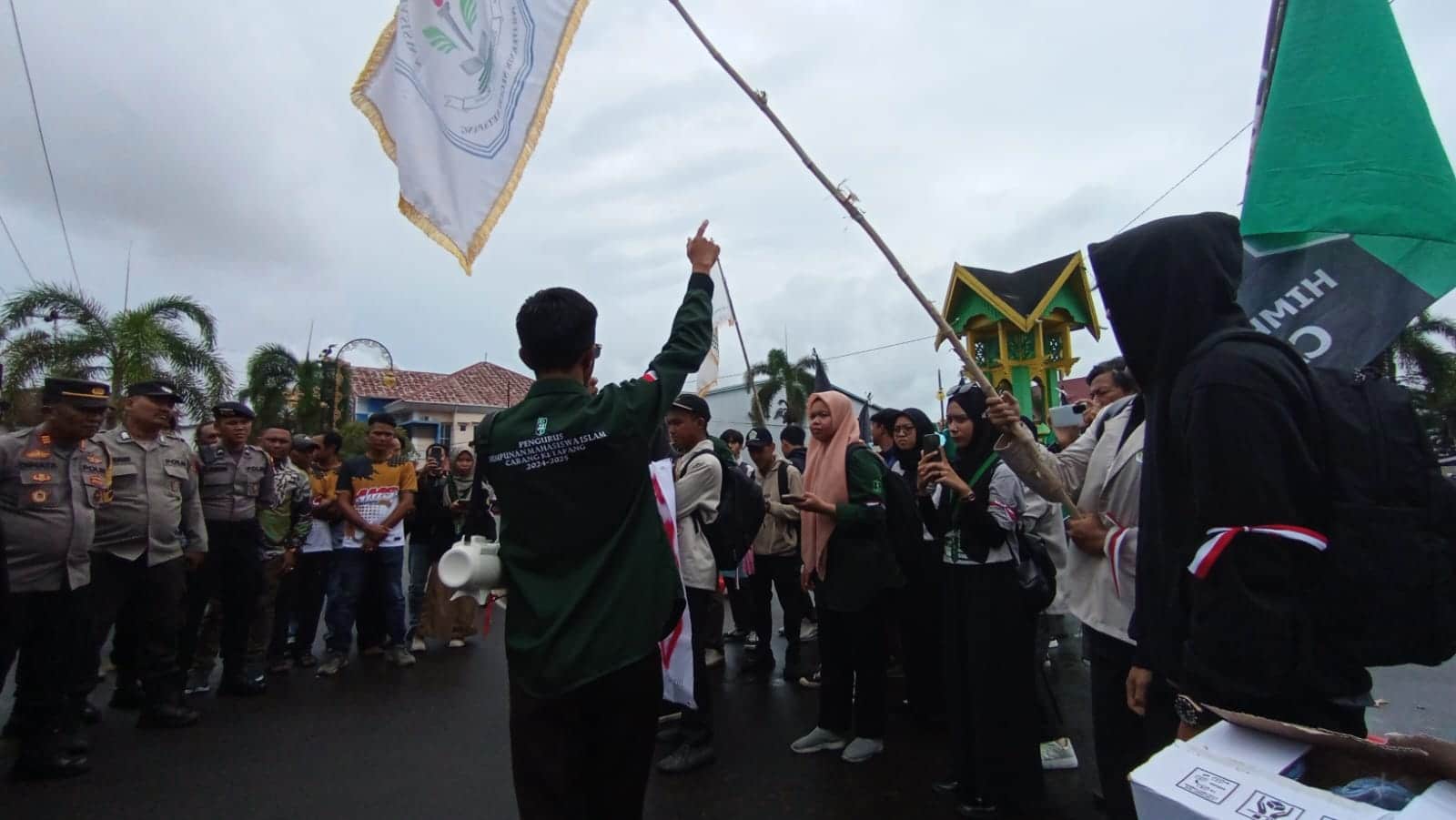 Pelantikan 45 Anggota DPRD Ketapang Diwarnai Aksi Demonstrasi Mahasiswa