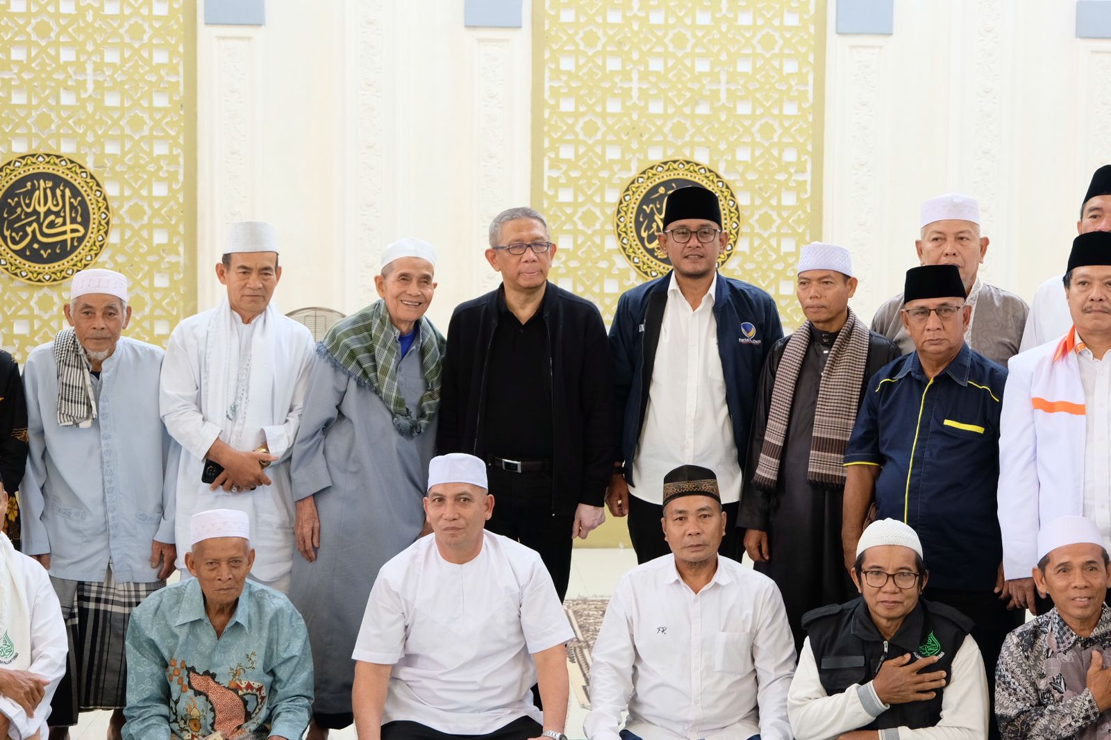 Midji Serahkan Bantuan Sajadah ke Masjid Besar Al-Manar Tebas