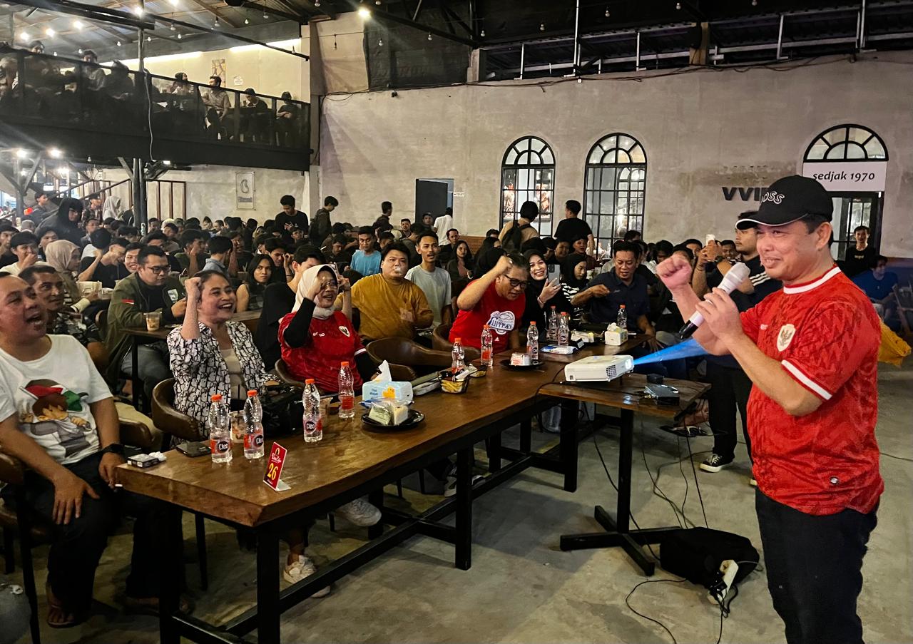 Nobar Indonesia vs Australia, Ria Norsan Membaur dengan Ratusan Pecinta Bola Pontianak
