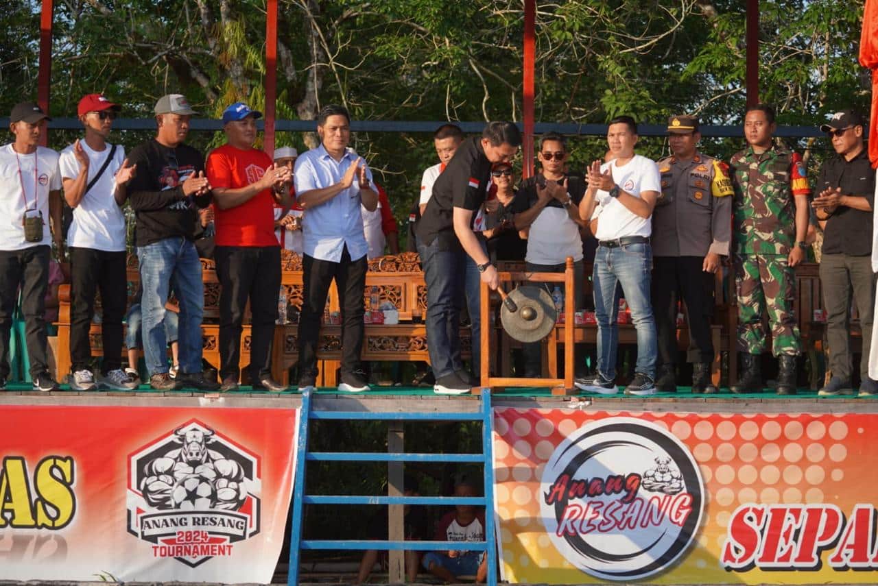Bupati Kapuas Hulu Buka Turnamen Sepak Bola Anang Resang 2024