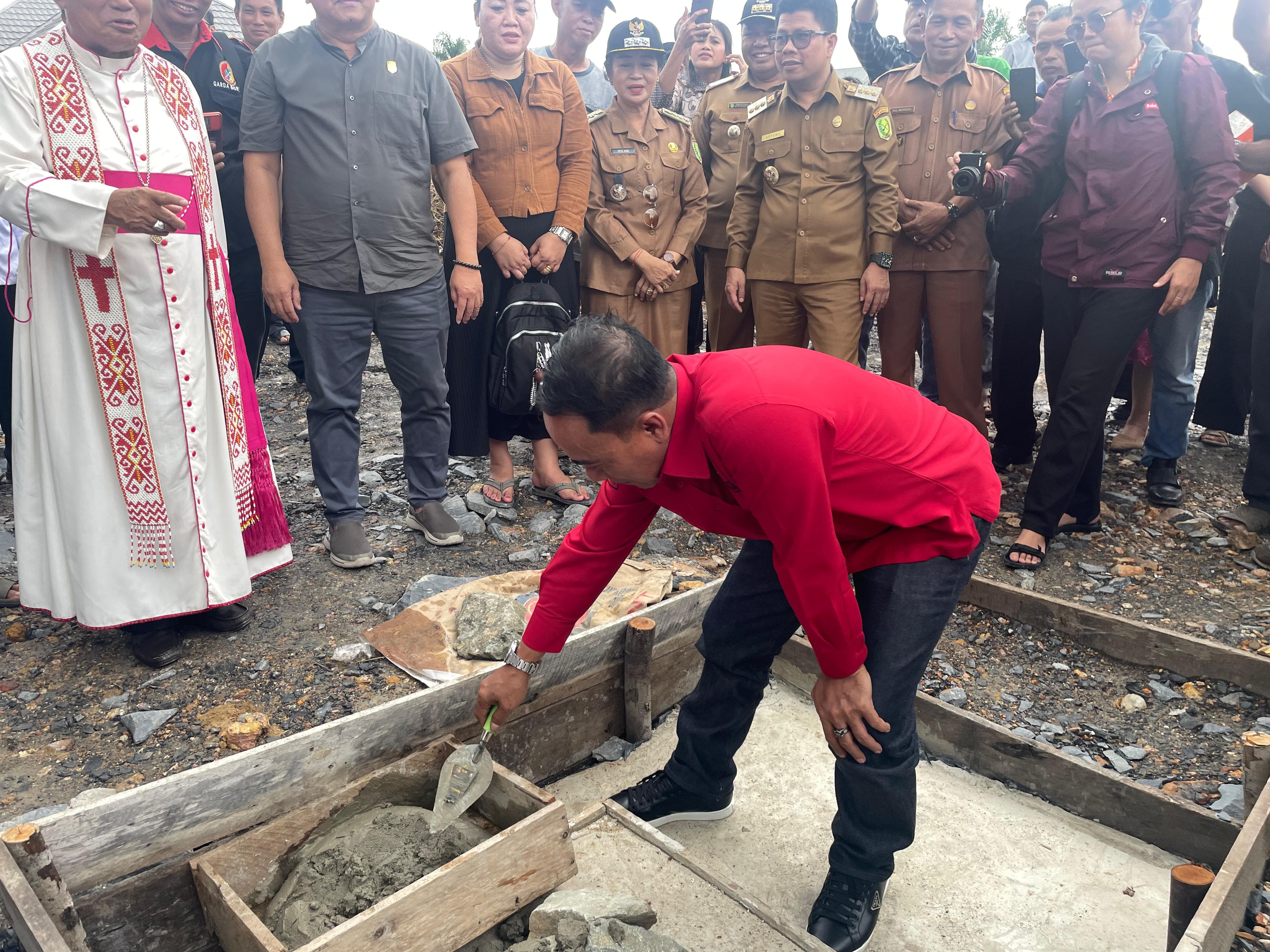 Segera Dibangun, Krisantus Ikut Letakkan Batu Pertama Pastoral Paroki Sambas