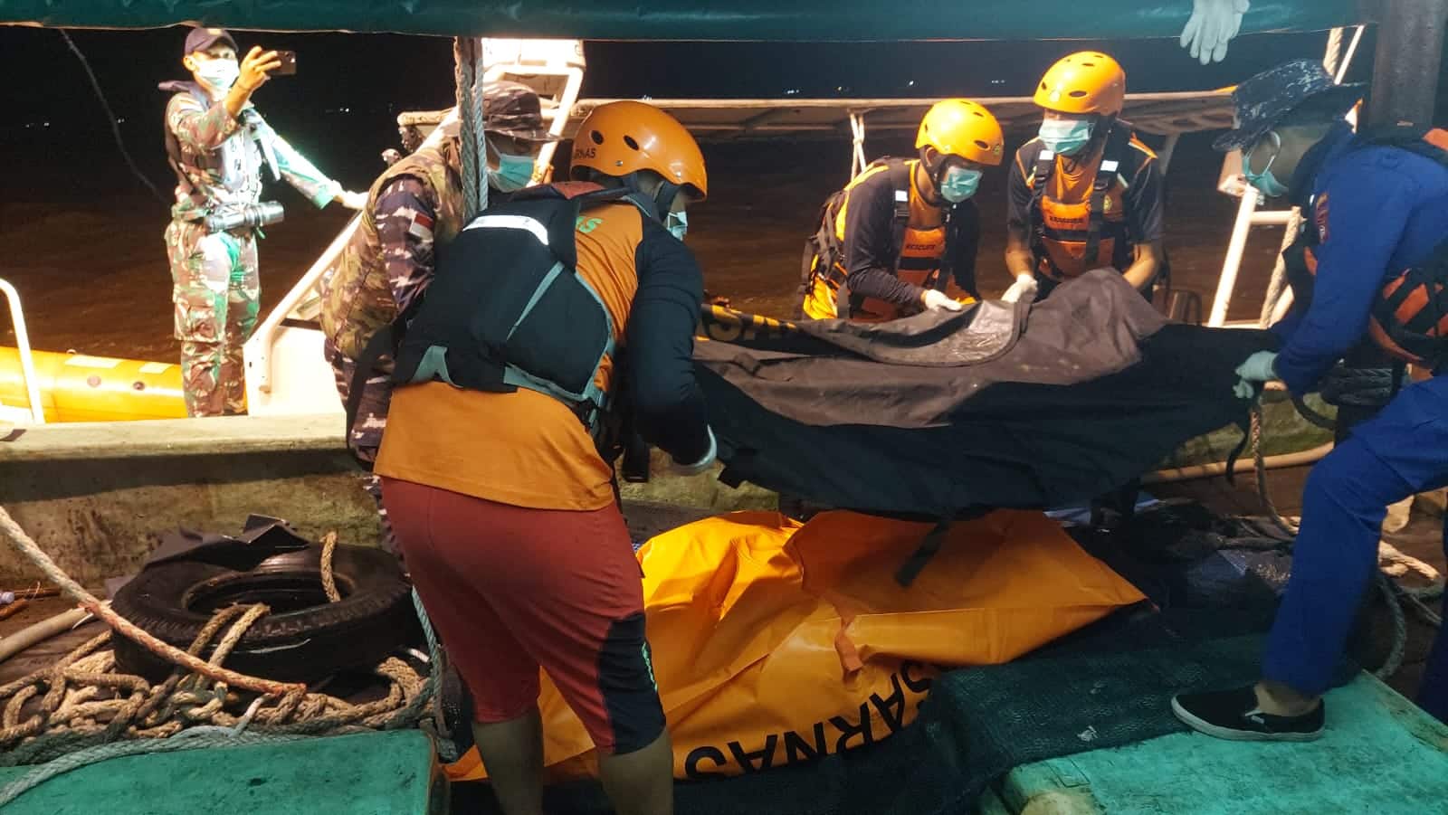 ABK KM Aries Indo Terjatuh Saat Lego Jangkar