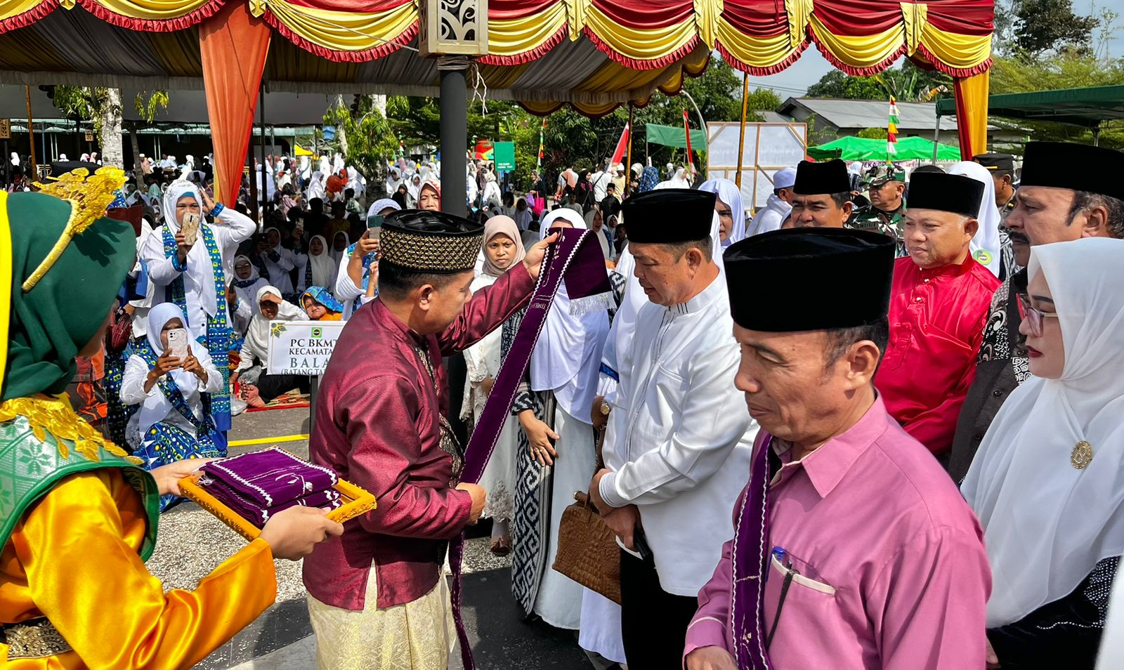 5 Ribuan Ibu Pengajian Sambut Ria Norsan di Keraton Pakunegara Tayan