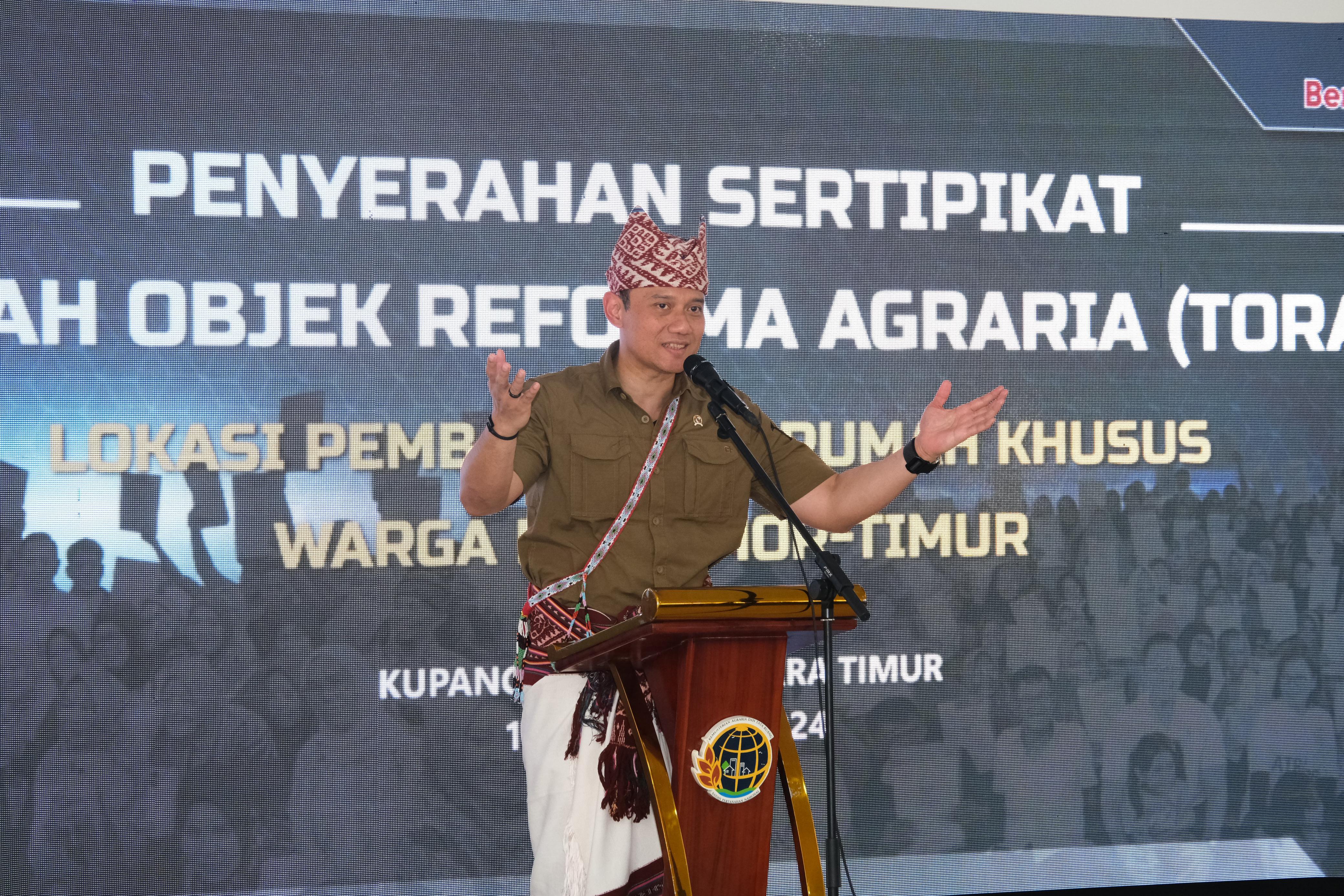 Serahkan Sertifikat Tanah kepada Masyarakat Eks Timor Timur di NTT, Menteri AHY Kenang Pernah Sekolah di Dili