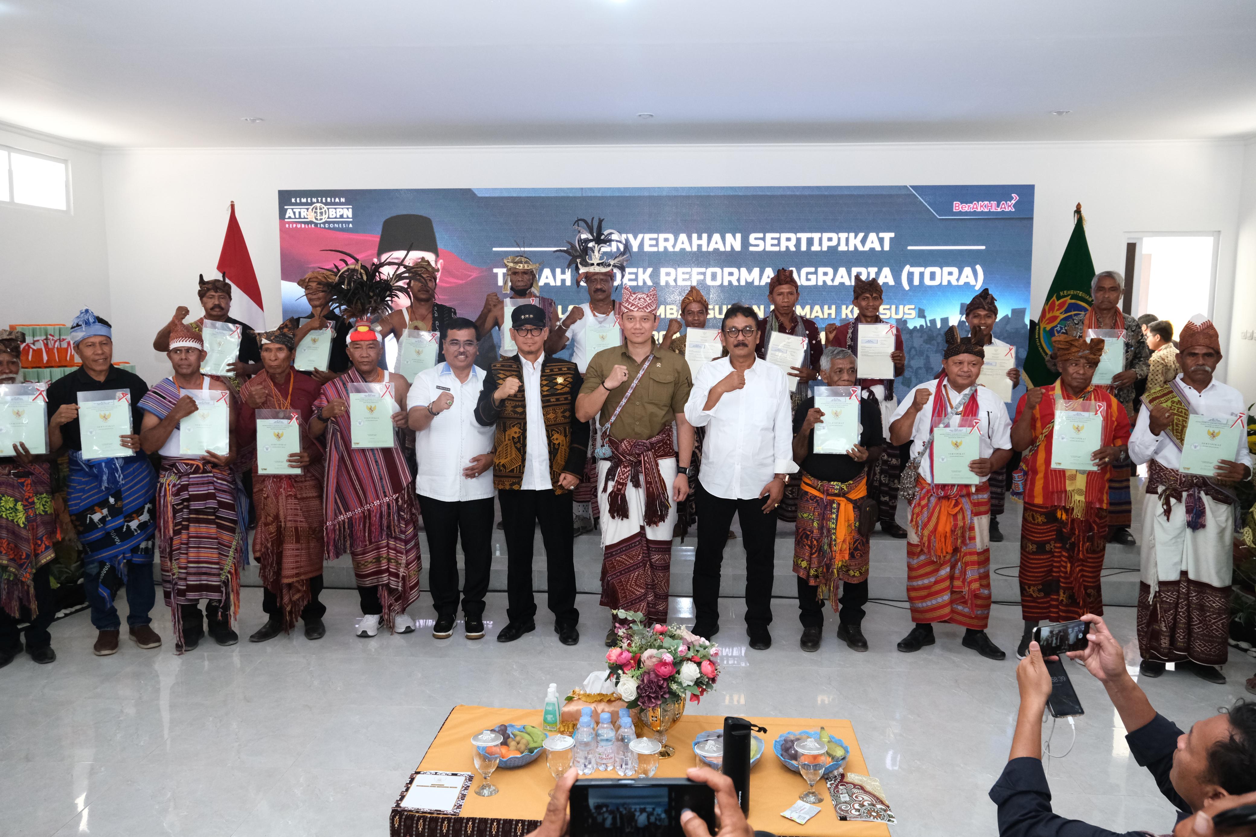 Terima Sertifikat dari Menteri AHY, Warga Eks Timor Timur Petik Hasil Kesetiaan kepada NKRI Setelah 25 Tahun