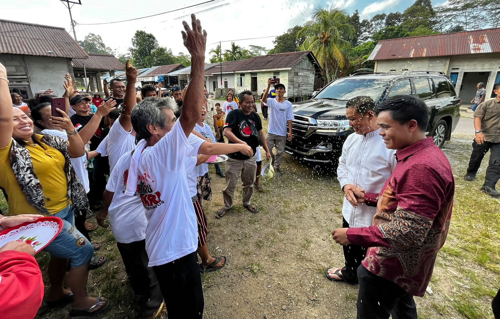 Ria Norsan Disambut Meriah Warga Dusun Betung, Kabupaten Landak