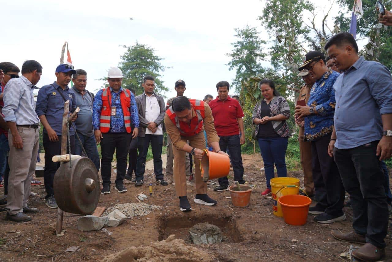 Bupati Fransiskus Diaan Letakkan Batu Pertama Pembangunan Jembatan Sungai Peniung