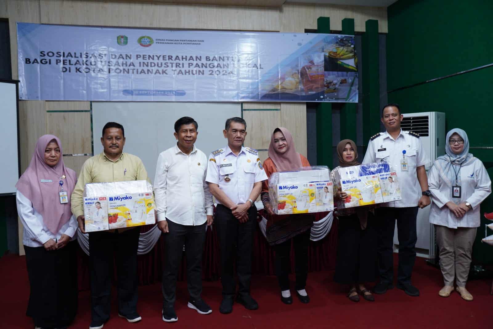 Serahkan Bantuan Alat Produksi Kue, Pj Wako Dorong UMKM Naik Kelas