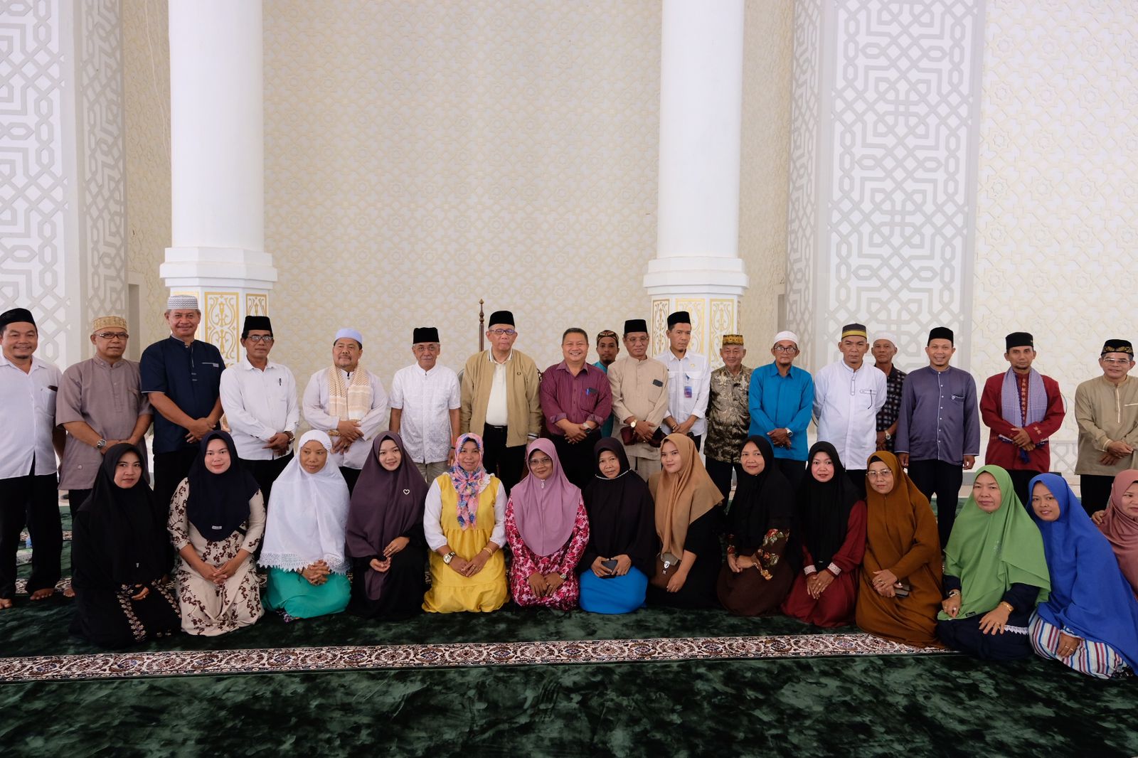 Bang Midji Serahkan Bantuan Sajadah ke Masjid Agung Sultan Anum Sekadau