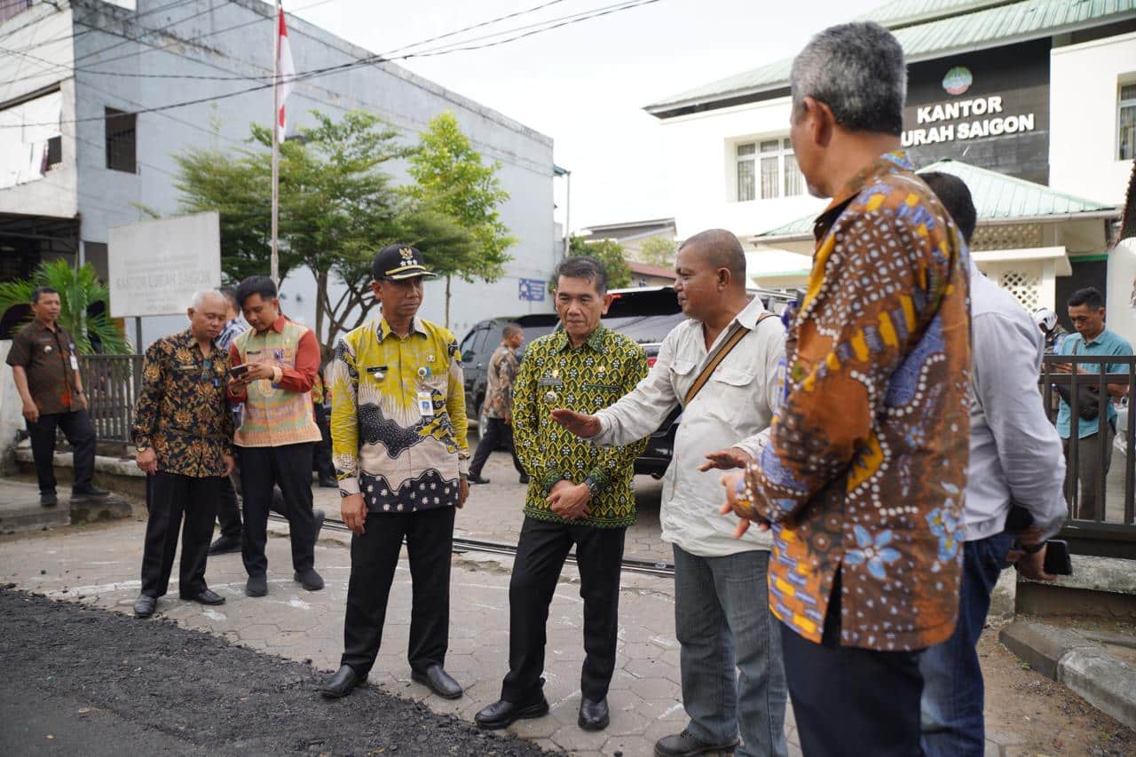 Pj Wali Kota Tinjau Peninggian Aspal Tanjung Raya II Pontianak Timur