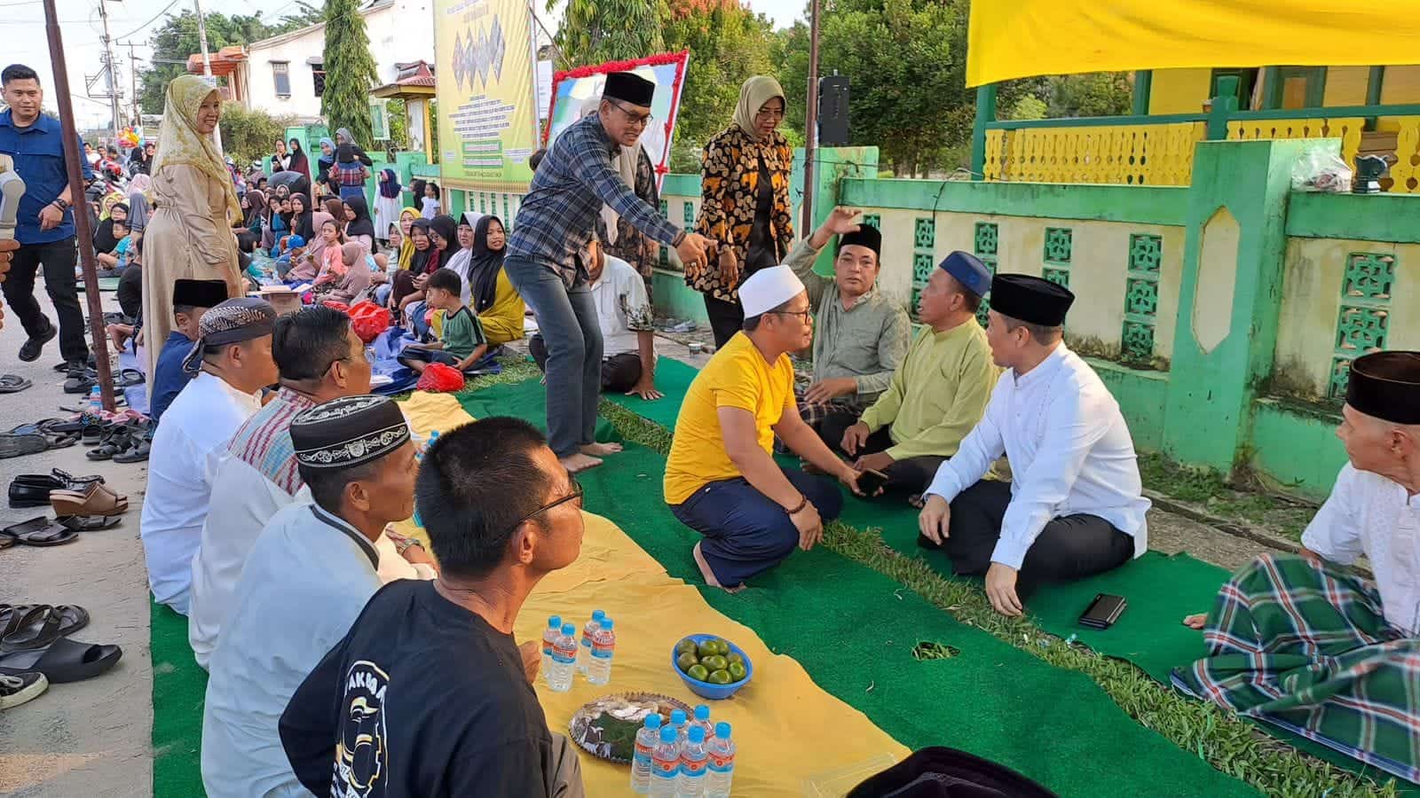 Ria Norsan Nikmati Kue Kampung bersama Warga di Depan Keraton Ismahayana Landak