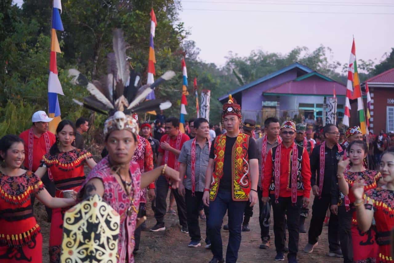 Bupati Kapuas Hulu Tutup Festival Gawak Begugo Ketemenggungan Dayak Suruk Ke III