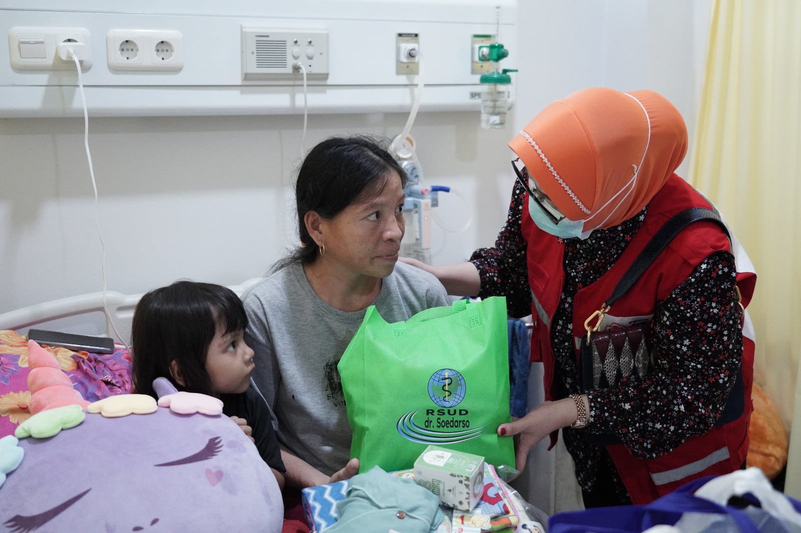 Ketua PMI Kalbar Kunjungi RSUD Soedarso, Lihat Bayi Baru Lahir dan Anak Kanker Asal Ketungau