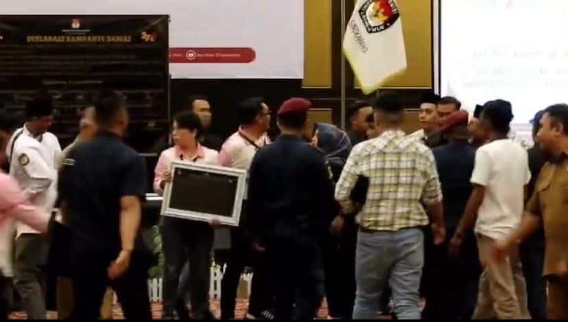 Deklarasi Kampanye Damai di Singkawang Nyaris Ricuh, Gegara Warna Bingkai Piagam Satu Paslon Berbeda