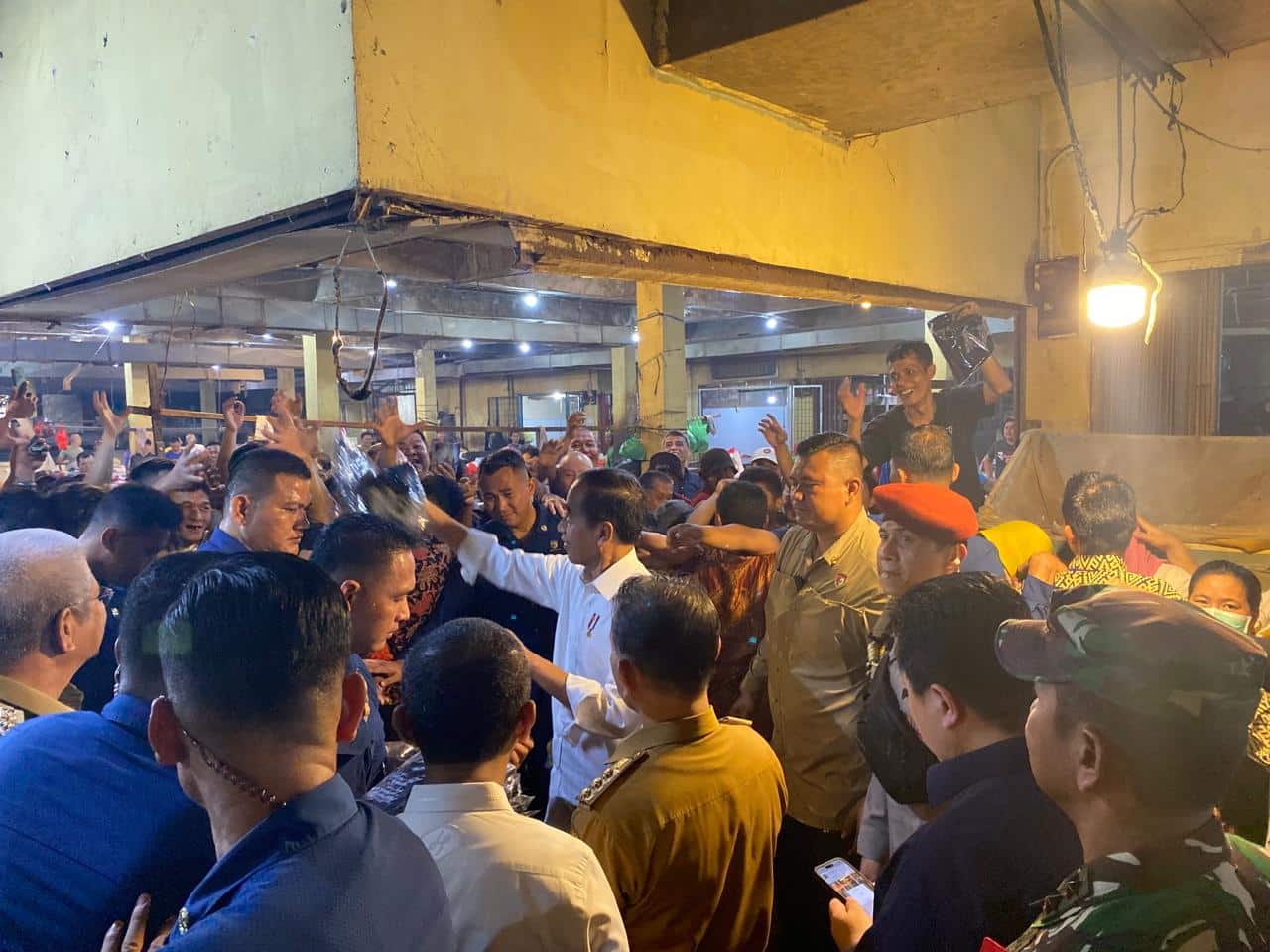 Presiden Jokowi Pamit dan Minta Maaf ke Warga Saat Tinjau Pasar Mawar Pontianak