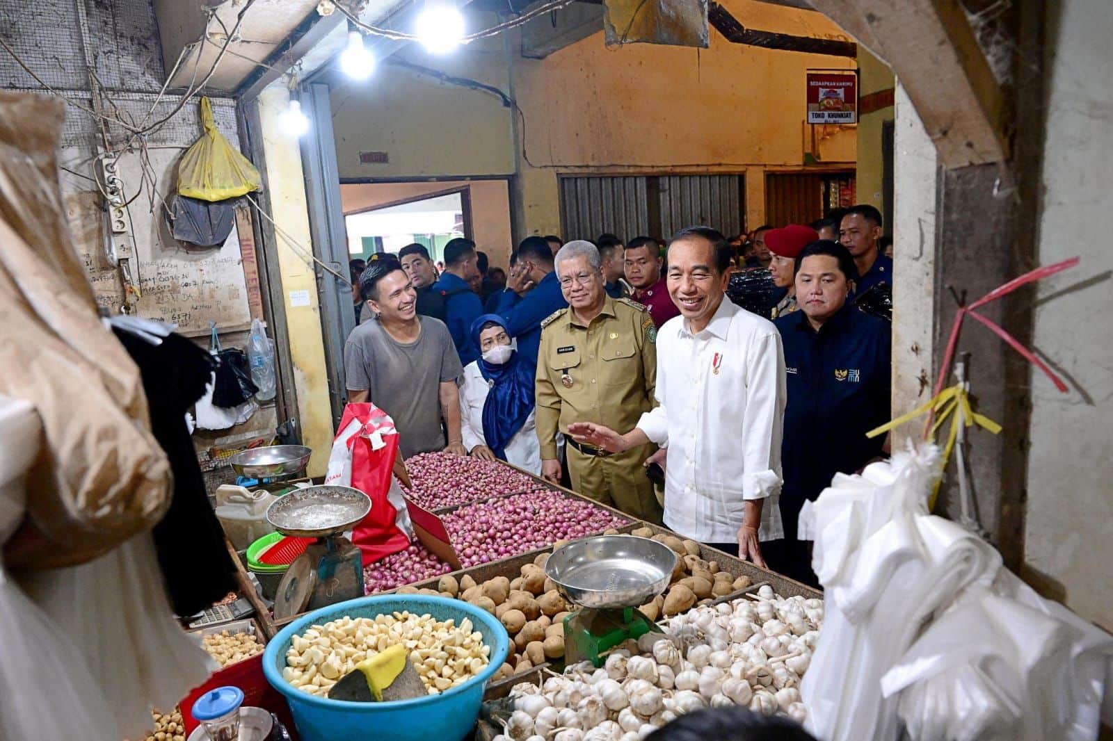 Pj Gubernur Harisson Dampingi Presiden Jokowi Kunjungi Pasar Mawar