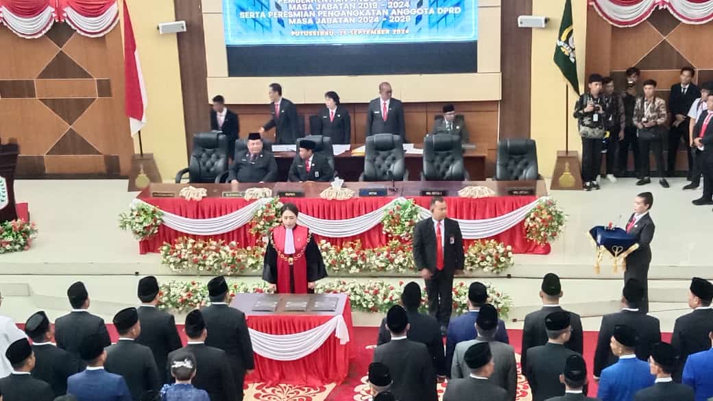 Ketua Pengadilan Negeri Putussibau Lantik 30 Anggota DPRD Kapuas Hulu Masa Jabatan 2024 - 2029