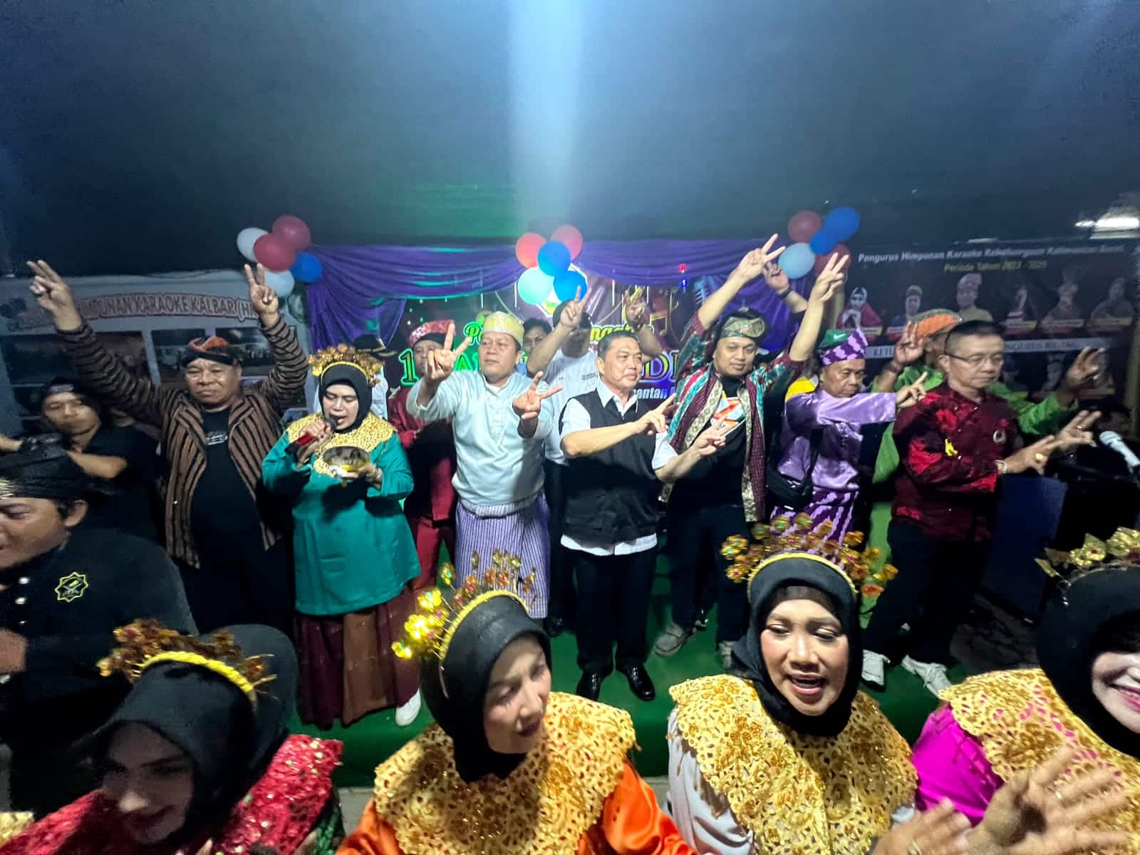 Norsan Disambut Gembira Ratusan Emak-emak Pecinta Seni Tarik Suara di Sungai Kakap