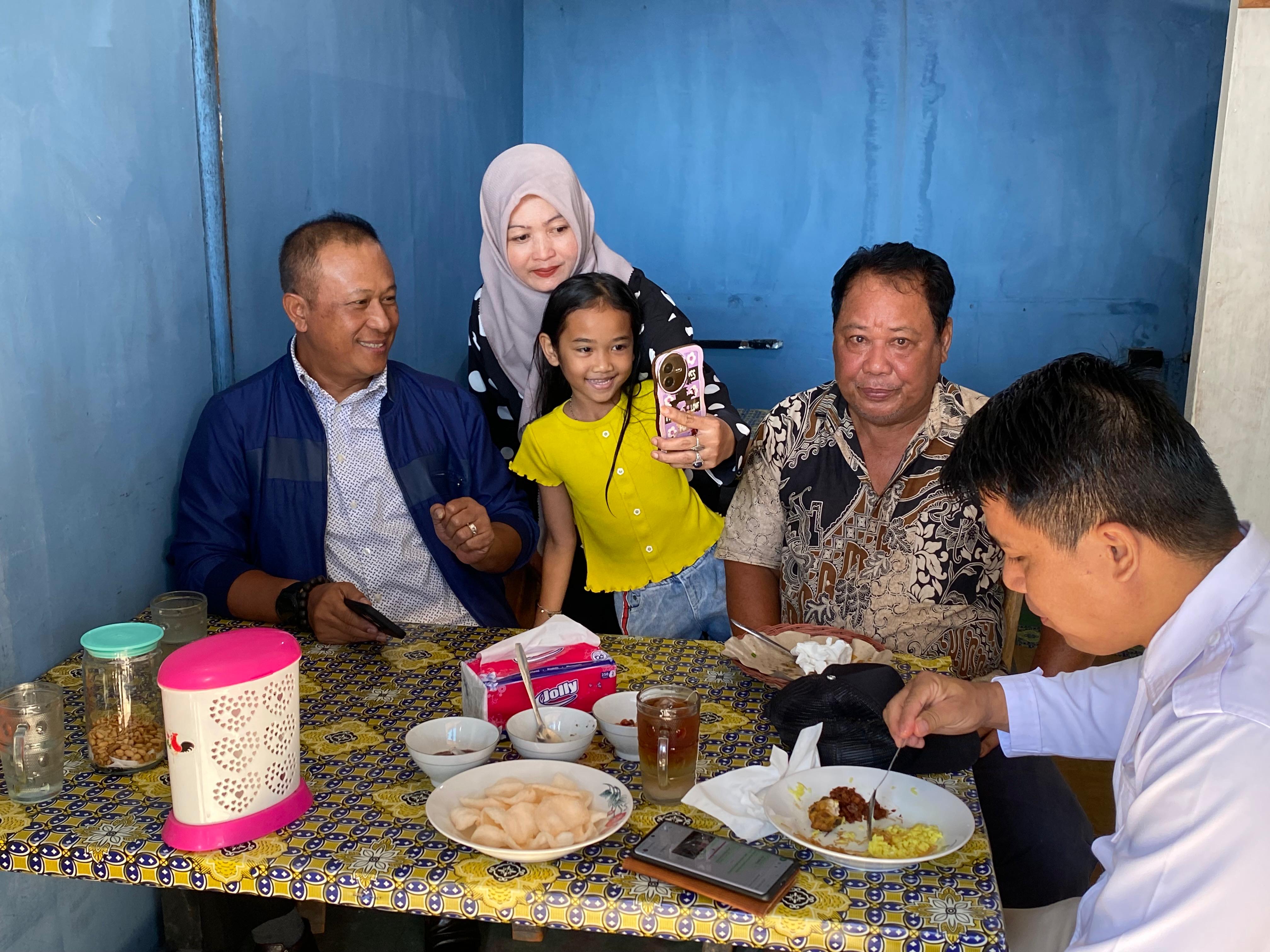 Cawagub Didi Sarapan Bubur di Pinggir Jalan Landak, Didoakan Pedagang Jadi Wakil Gubernur Kalbar