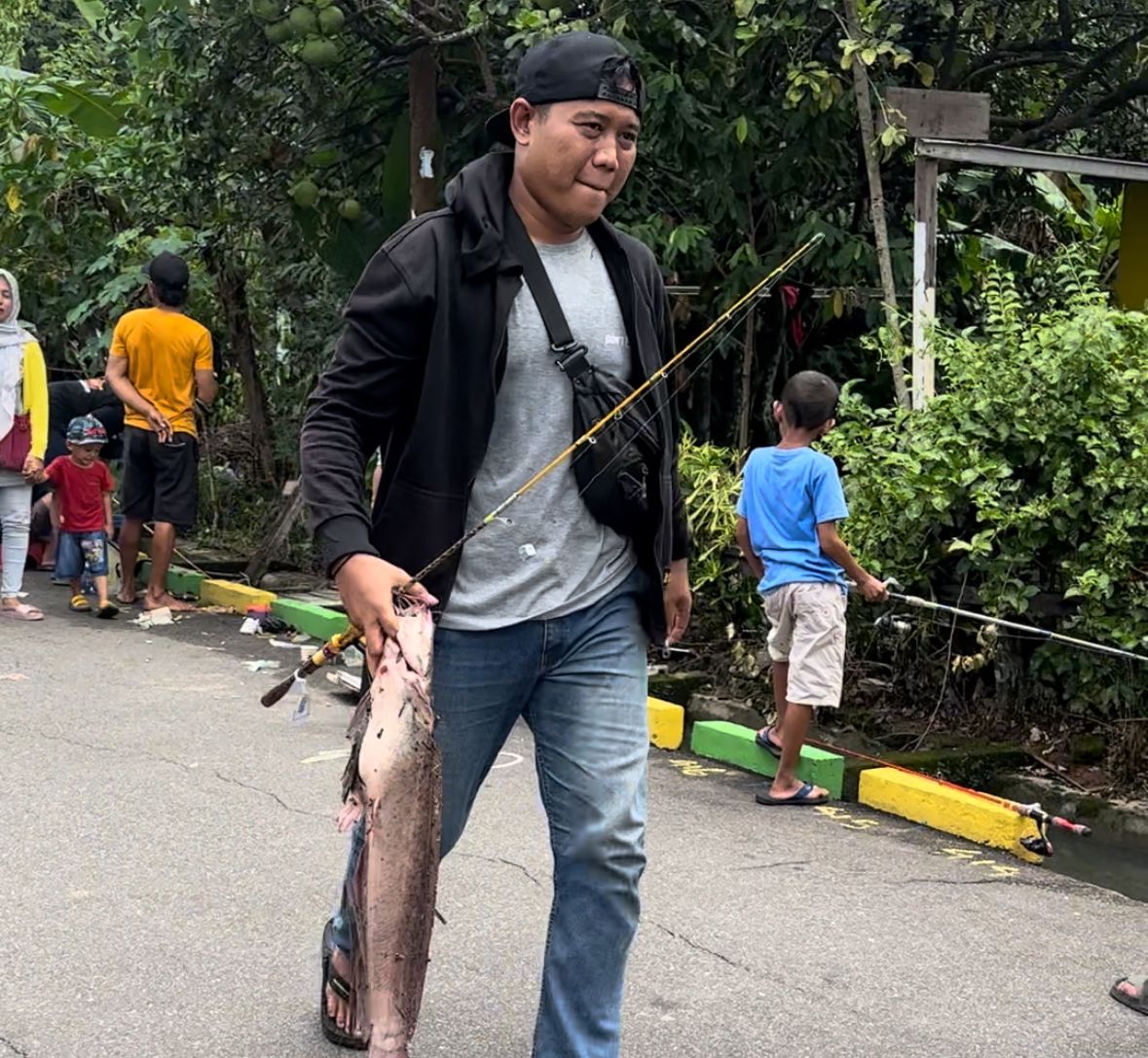 Keseruan Warga Sui Jawi Gelar Lomba Mancing Dalam Parit, Ada yang Dapat Lele 3,8 Kg