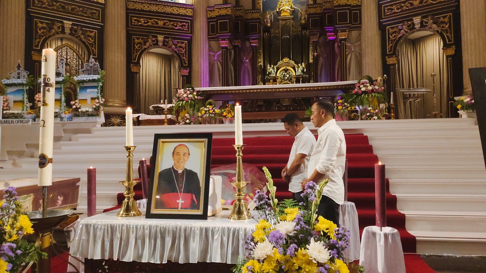 Krisantus Beri Penghormatan Terakhir Untuk Uskup Agung di Katedral