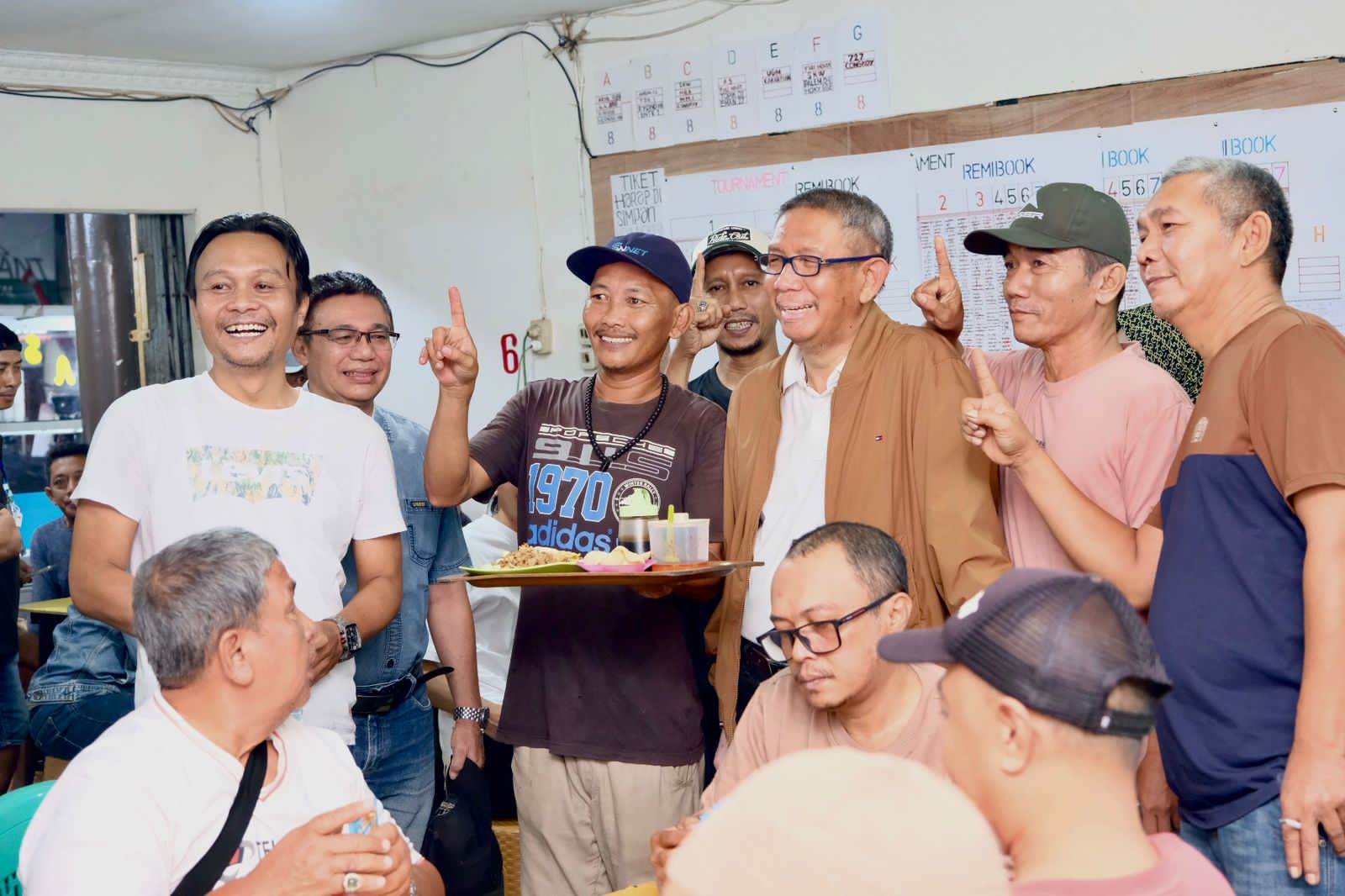 Sutarmidji Dikerumuni Warga Saat Menyapa Komunitas Remi Box Pontianak