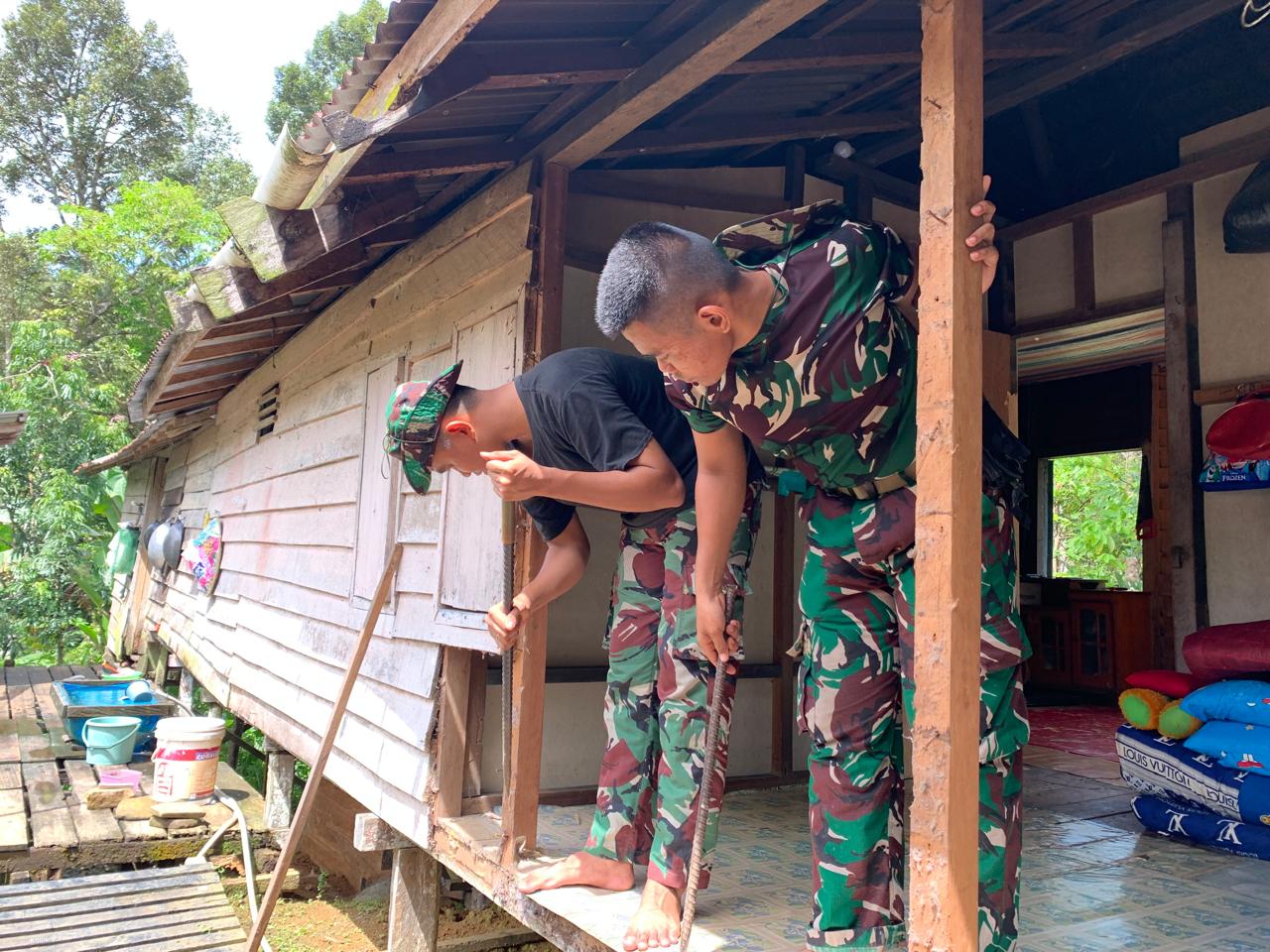 Hari Pertama TMMD di Desa Selaup, Aparat Sasar RTLH Milik Ibu Salemah