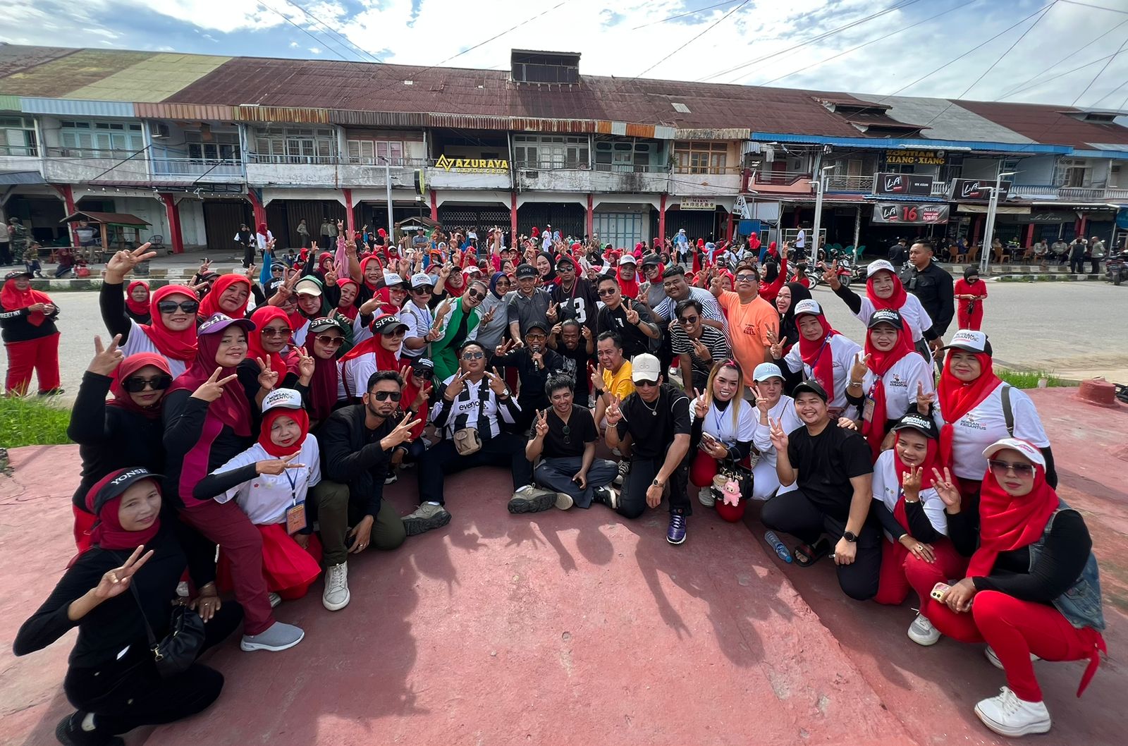 Setelah Cek Kesehatan Gratis, Ria Norsan Lanjut Senam bersama Ratusan Emak-emak di Pemangkat