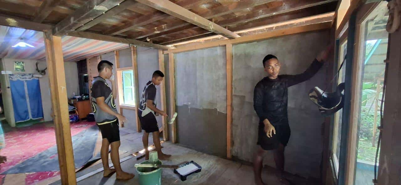 Pengerjaan RTLH Milik Ibu Salemah di Desa Selaup Hampir Rampung, Satgas TMMD Kodim Putussibau Lakukan Pengecatan