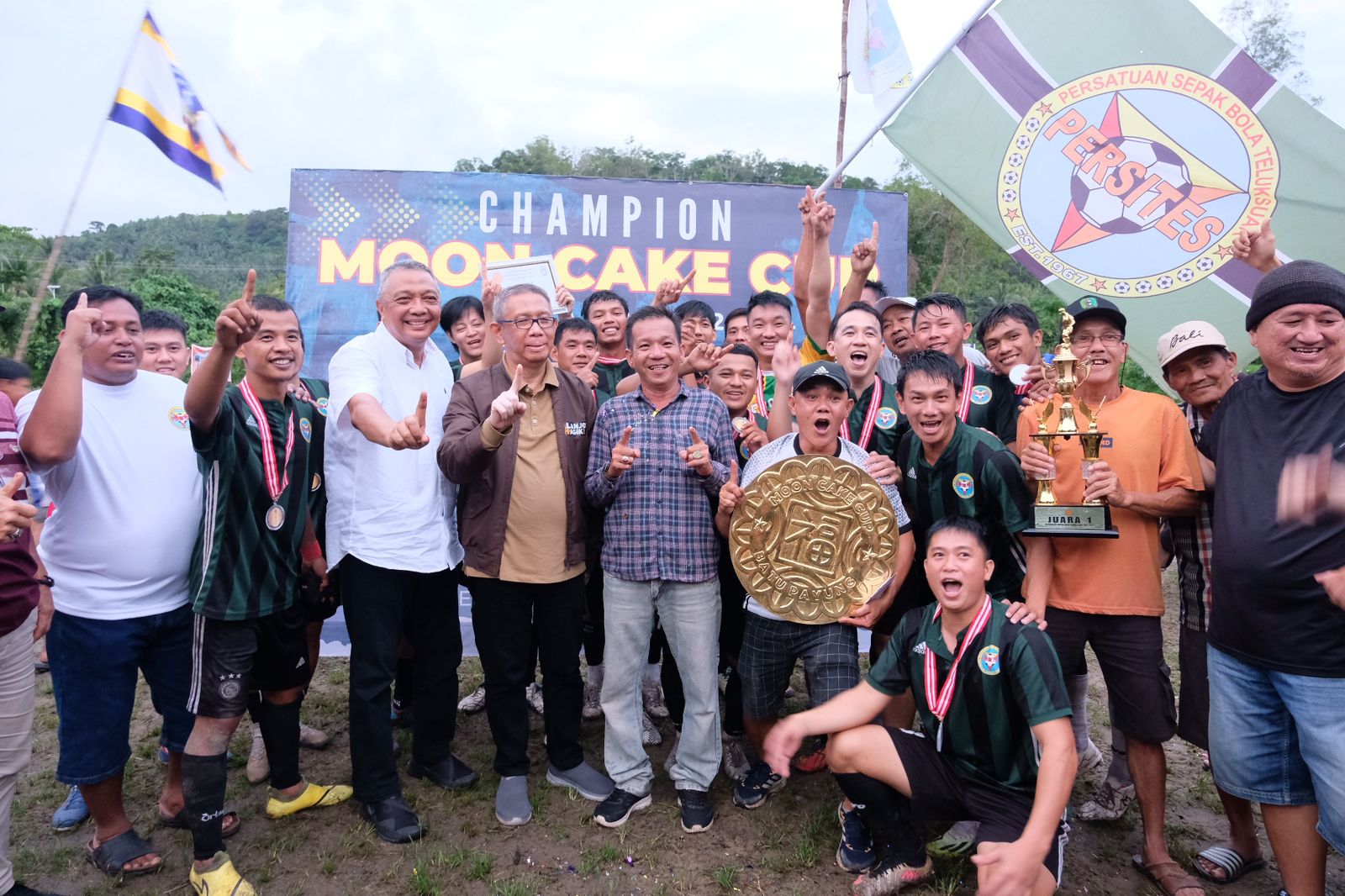 Sutarmidji Diserbu Warga Saat Saksikan Final Moon Cake Cup 2024 di Sungai Raya Kepulauan