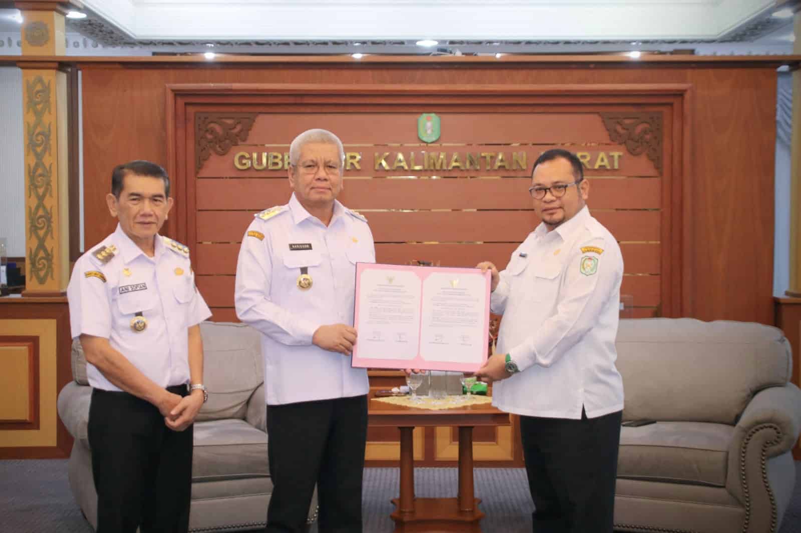 Pj Gubernur Harisson Serahkan SK Perpanjangan Masa Jabatan Pj Sekda Kalbar