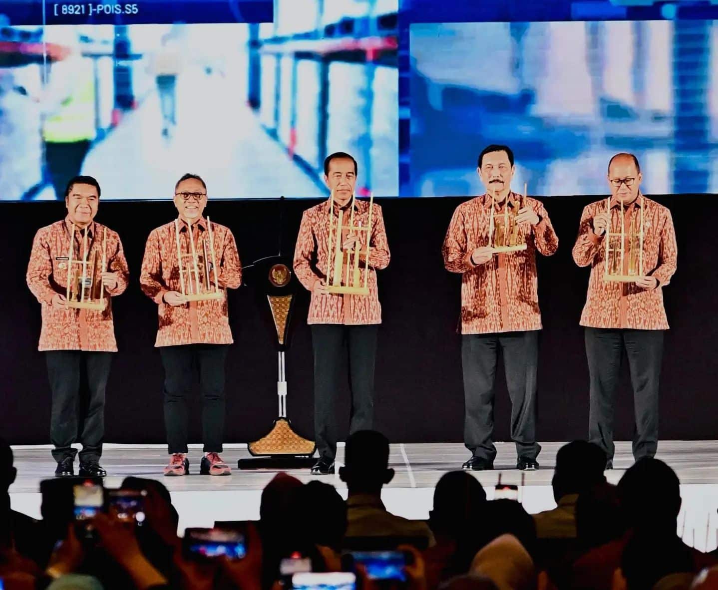 Tenun Ikat Sintang Kembali Bersinar di Event Nasional, Dipakai Presiden Jokowi di Trade Expo Indonesia