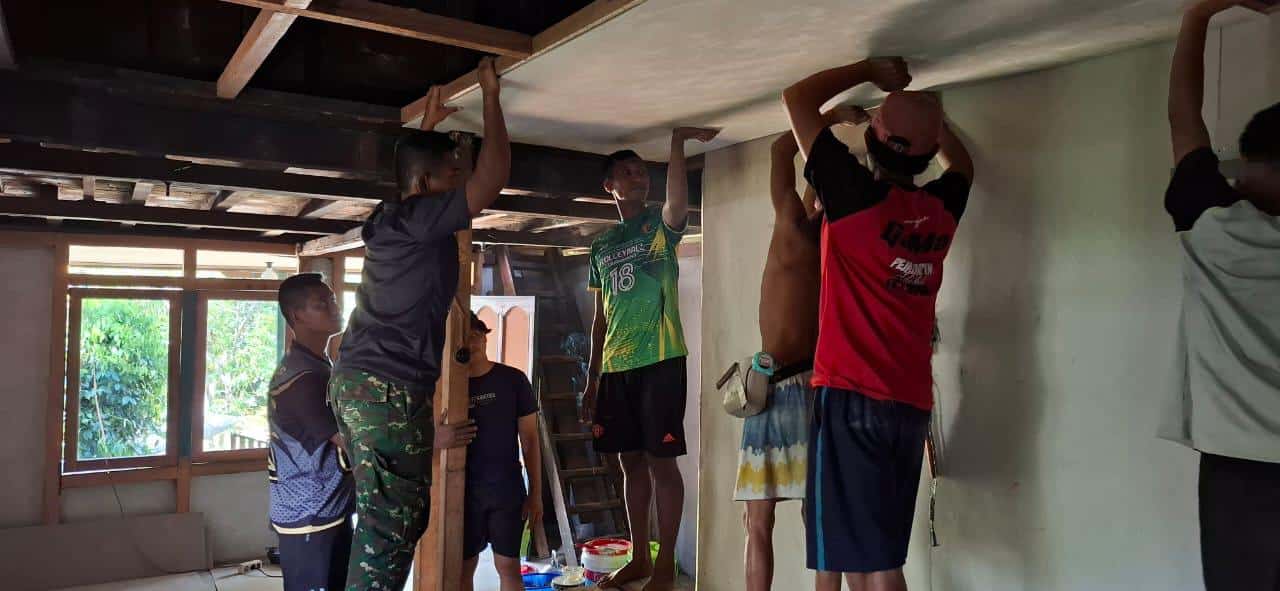 Kebut Rehab RTLH, Satgas TMMD Kodim 1206 Putussibau Pasang Plafon Rumah