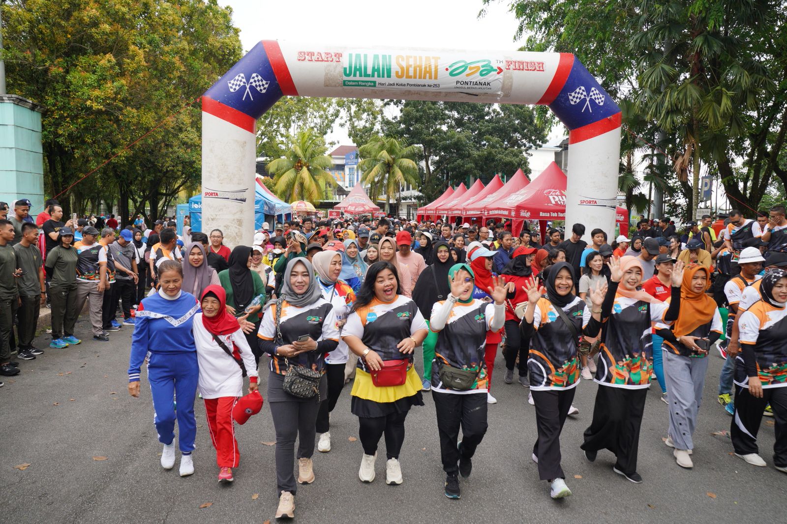 Ribuan Peserta Antusias Ikut Jalan Sehat Semarak Hari Jadi ke-253 Pontianak