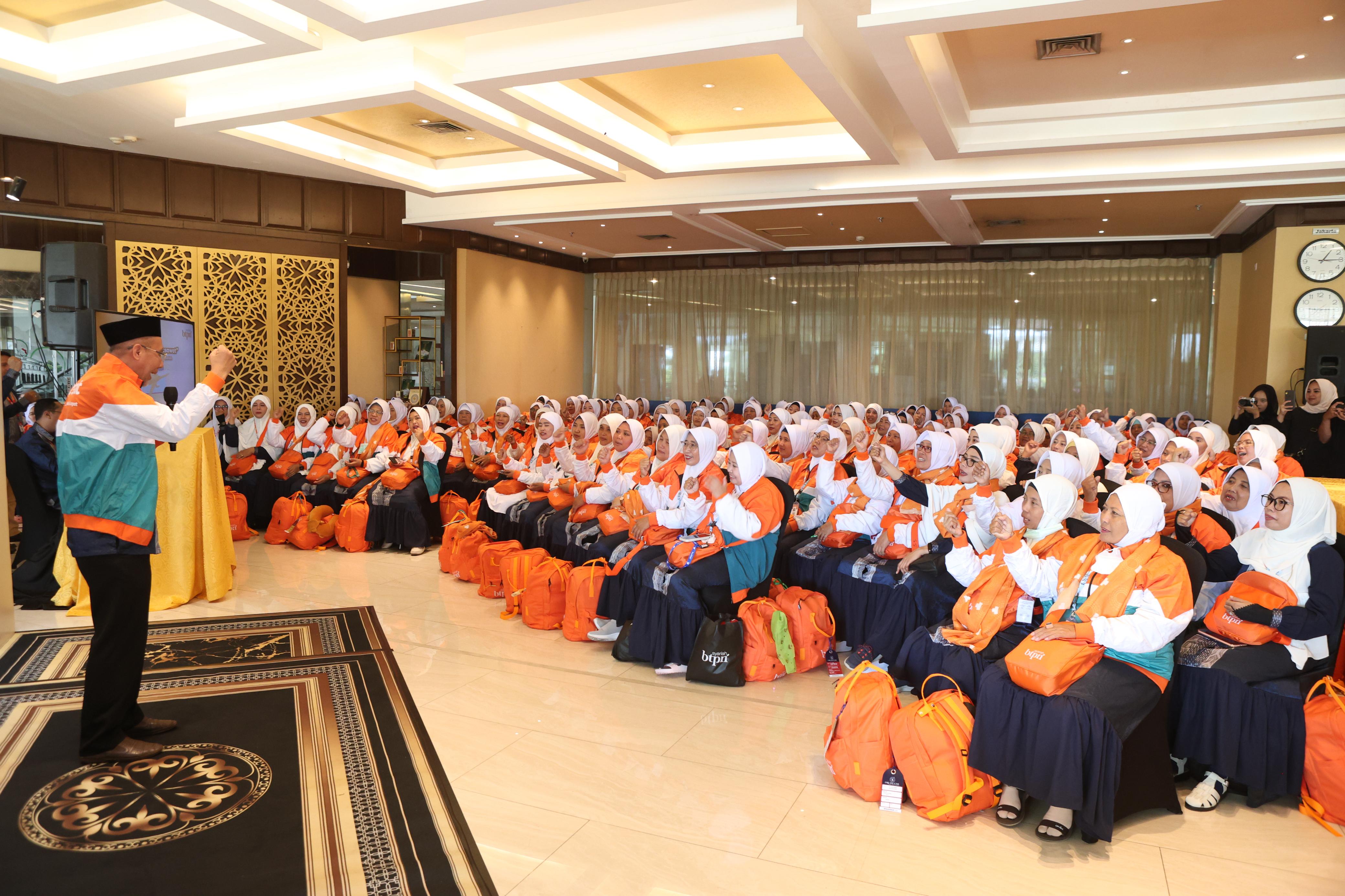 Warga Sungai Pinyuh Berangkat Umrah 1 Pesawat bersama BTPN Syariah