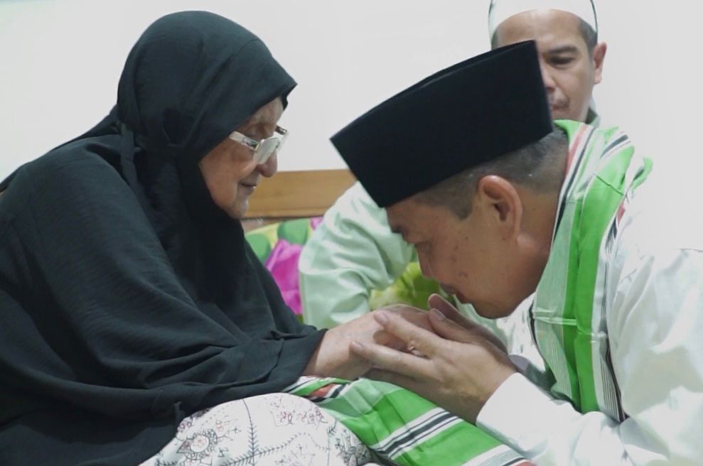 Norsan Sebut Cium Tangan Merupakan Bentuk Adab dan Penghormatan