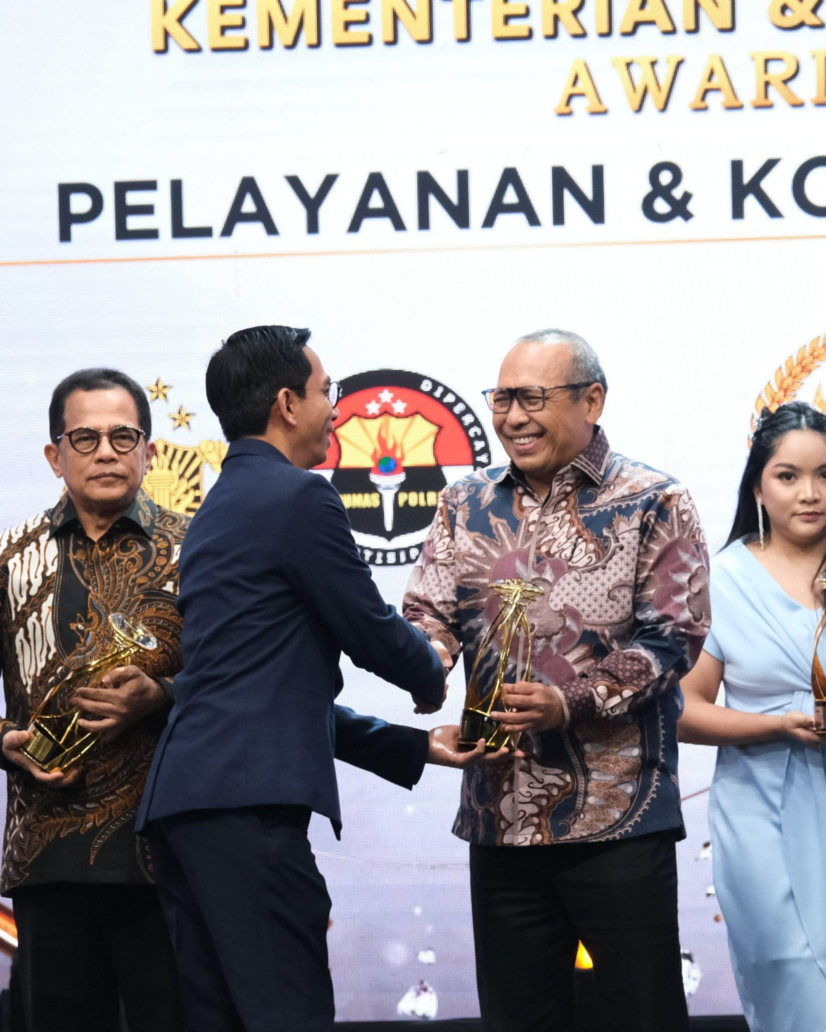 Kementerian ATR/BPN Terima Penghargaan Pelayanan dan Komunikasi Publik dari iNews TV