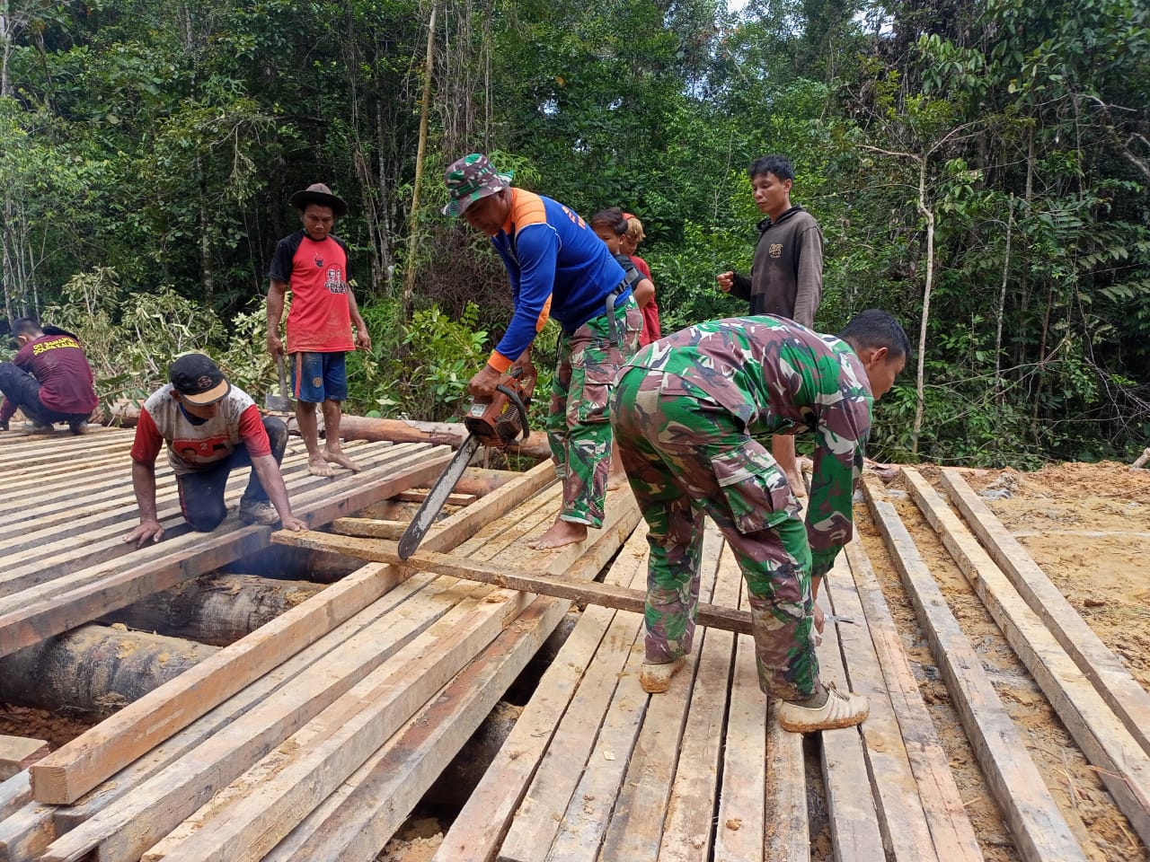 Percepat Sasaran Fisik, Satgas TMMD Kodim Putussibau Kebut Pembuatan Jembatan