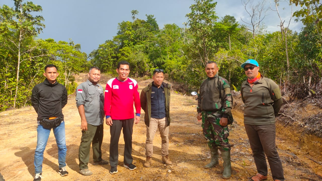 Pasiter Kodim 1206 Putussibau dan Kadis PMD Kapuas Hulu Tinjau Pekerjaan TMMD di Desa Selaup
