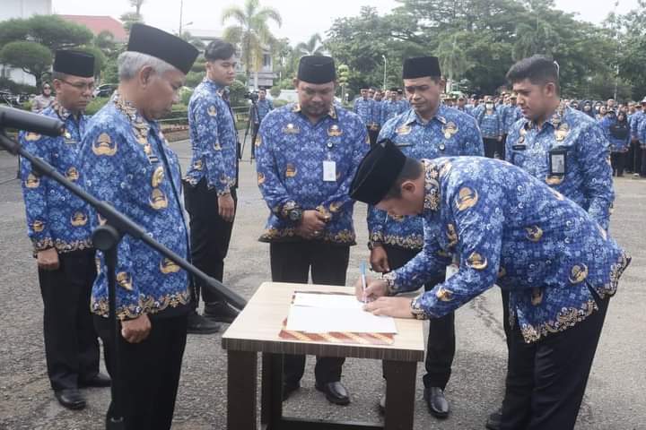 Bupati Martin Pimpin Apel Gabungan dan Pengambilan Sumpah Janji 660 PNS Ketapang