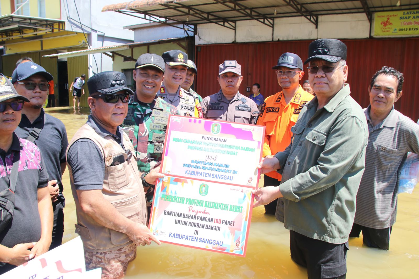 Tinjau Banjir di Sosok, Pj Gubernur Kalbar Serahkan Bantuan untuk Warga Terdampak