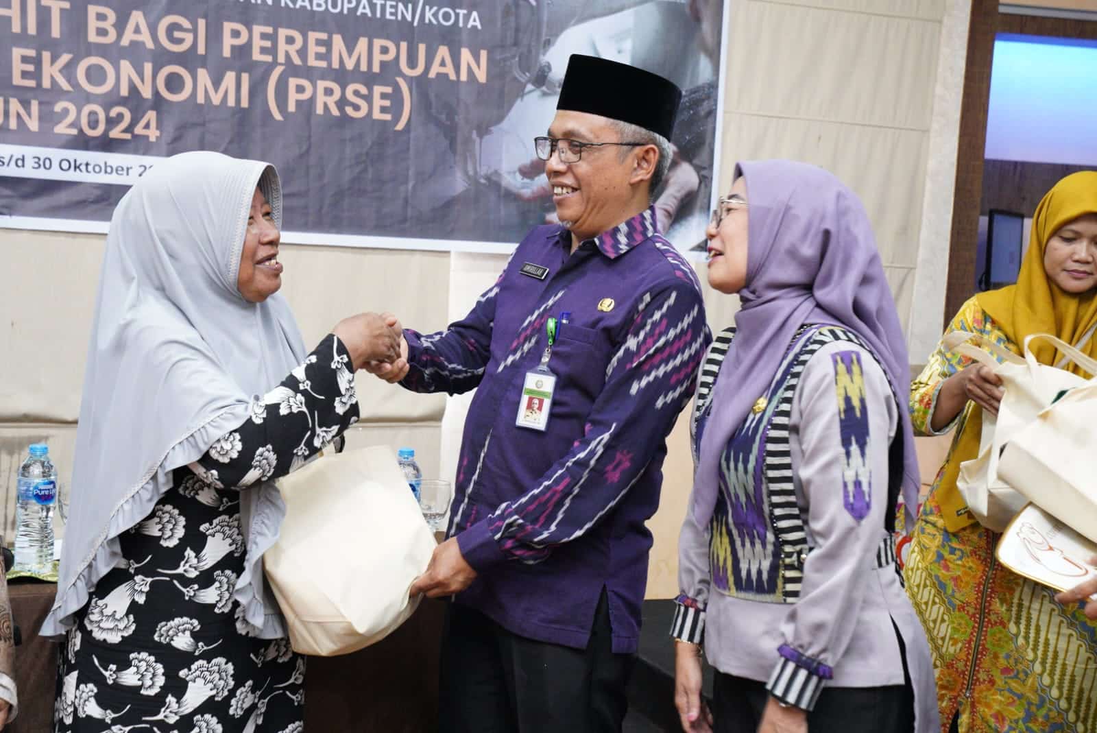 Terima Mesin Jahit, Samsumiati Optimis Perekonomian Meningkat