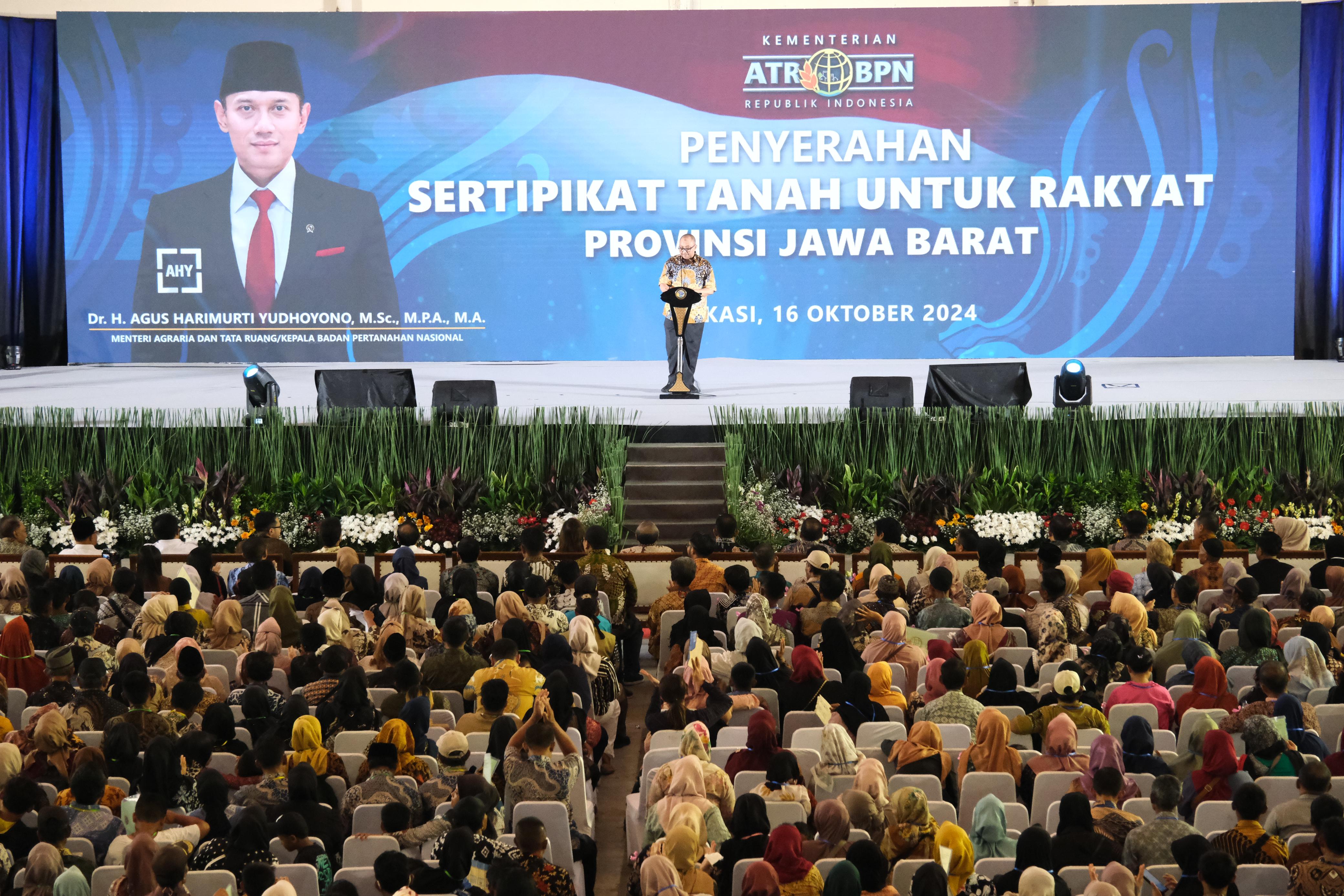 Sekjen Kementerian ATR/BPN Serahkan 3.256 Sertifikat Tanah bagi Masyarakat Jawa Barat: Minimalisir Sengketa dan Persempit Ruang Gerak Mafia Tanah