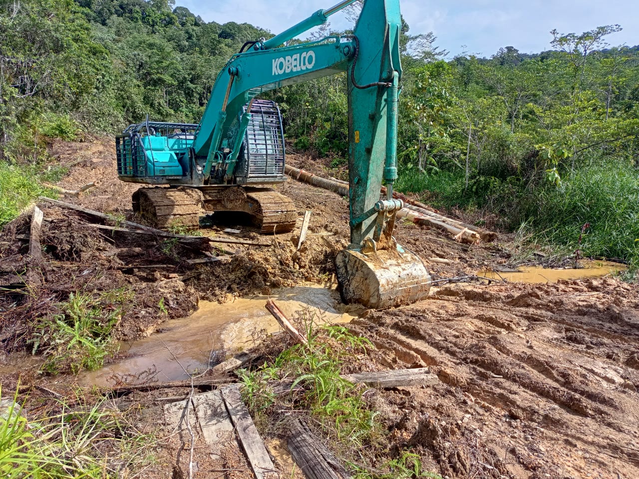 Tim Satgas TMMD Kodim Putussibau Gunakan Alat Berat Pasang Gorong-gorong di Desa Selaup